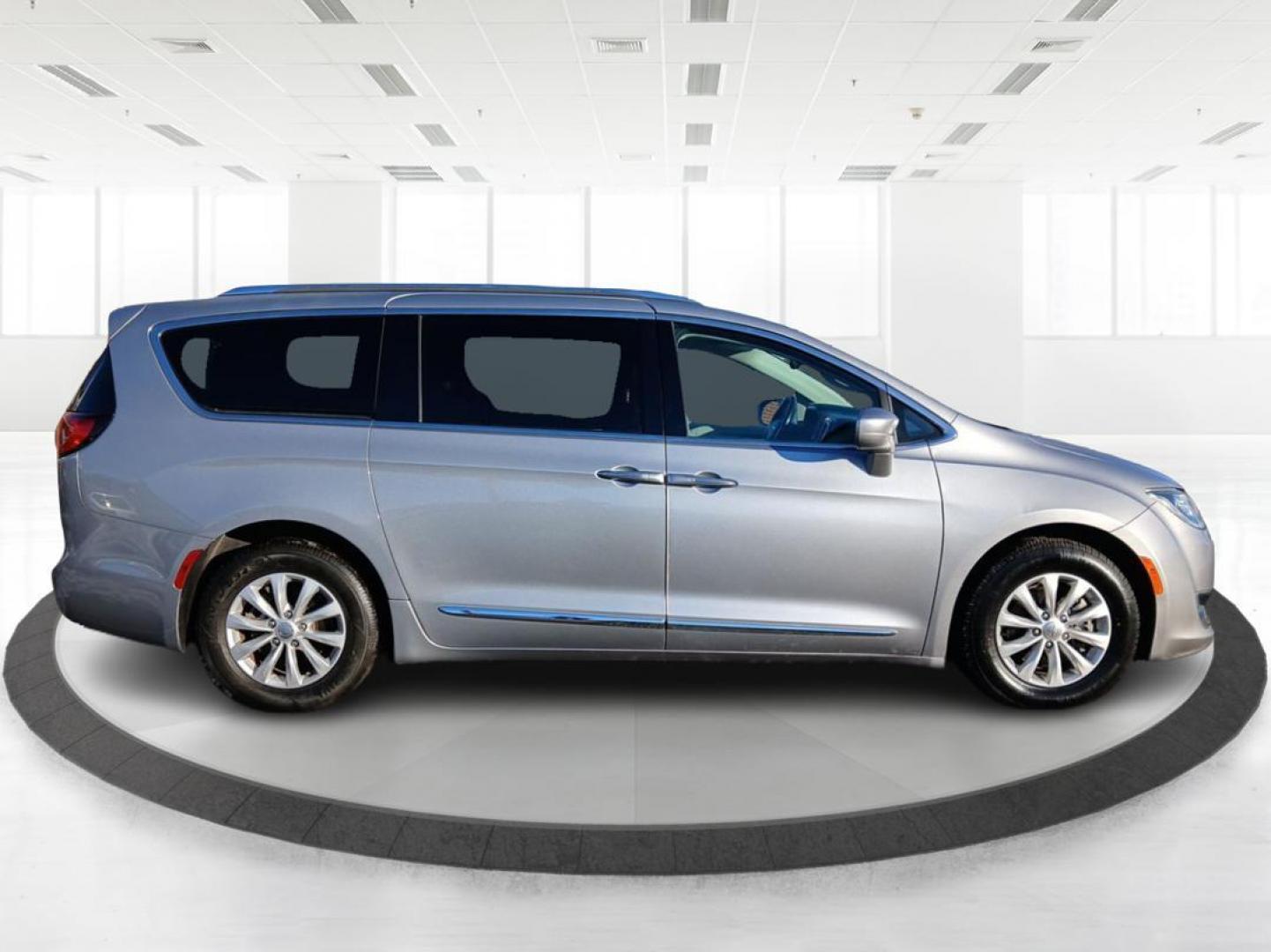 2019 Chrysler Pacifica Touring-L (2C4RC1BG5KR) with an 3.6L V6 DOHC 24V engine, 9-Speed Automatic transmission, located at 1230 East Main St, Xenia, OH, 45385, (937) 908-9800, 39.688026, -83.910172 - 2019 Chrysler Pacifica Touring-L - Photo#1