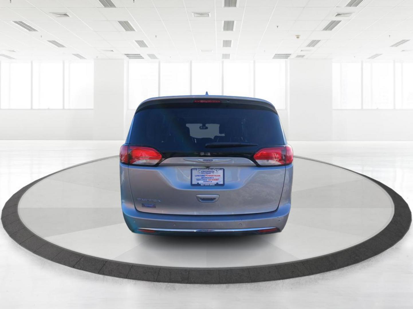 2019 Chrysler Pacifica Touring-L (2C4RC1BG5KR) with an 3.6L V6 DOHC 24V engine, 9-Speed Automatic transmission, located at 1230 East Main St, Xenia, OH, 45385, (937) 908-9800, 39.688026, -83.910172 - 2019 Chrysler Pacifica Touring-L - Photo#3