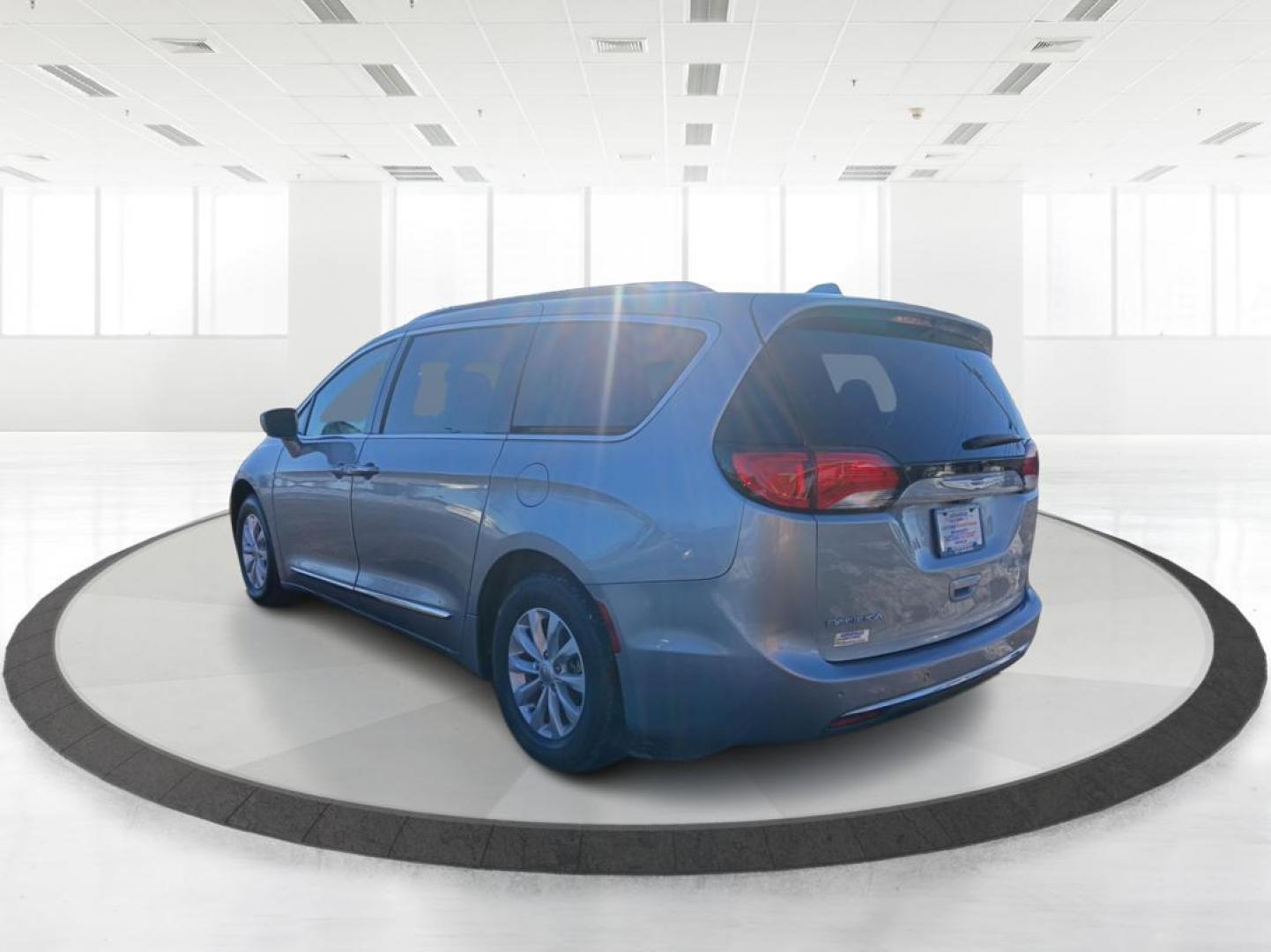 2019 Chrysler Pacifica Touring-L (2C4RC1BG5KR) with an 3.6L V6 DOHC 24V engine, 9-Speed Automatic transmission, located at 1230 East Main St, Xenia, OH, 45385, (937) 908-9800, 39.688026, -83.910172 - 2019 Chrysler Pacifica Touring-L - Photo#4