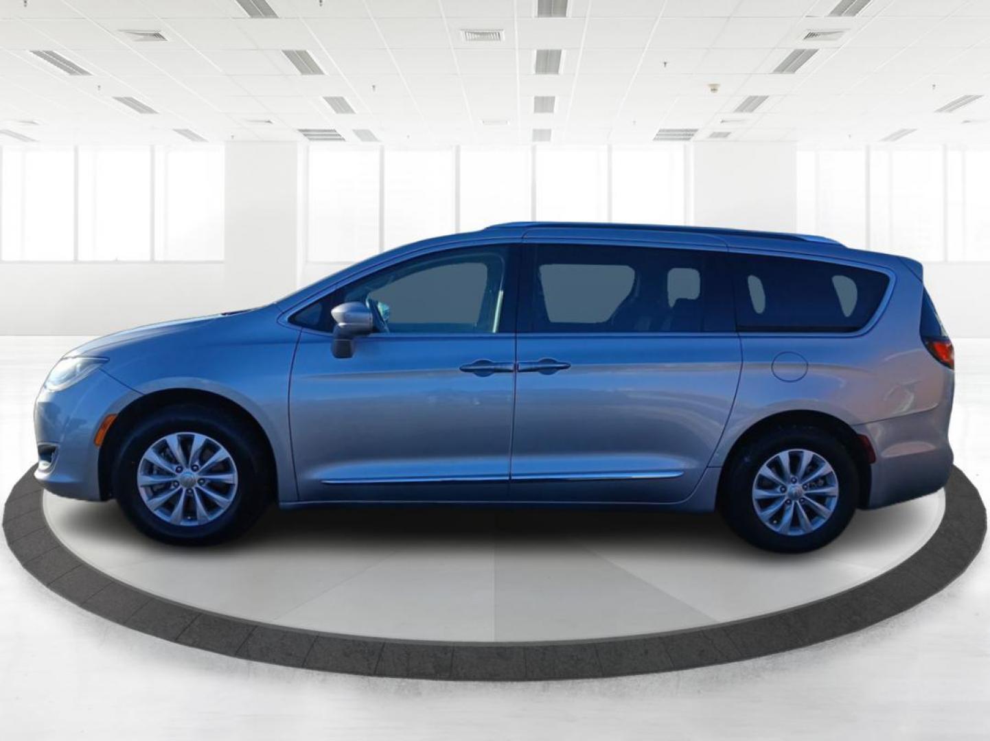2019 Chrysler Pacifica Touring-L (2C4RC1BG5KR) with an 3.6L V6 DOHC 24V engine, 9-Speed Automatic transmission, located at 1230 East Main St, Xenia, OH, 45385, (937) 908-9800, 39.688026, -83.910172 - 2019 Chrysler Pacifica Touring-L - Photo#5