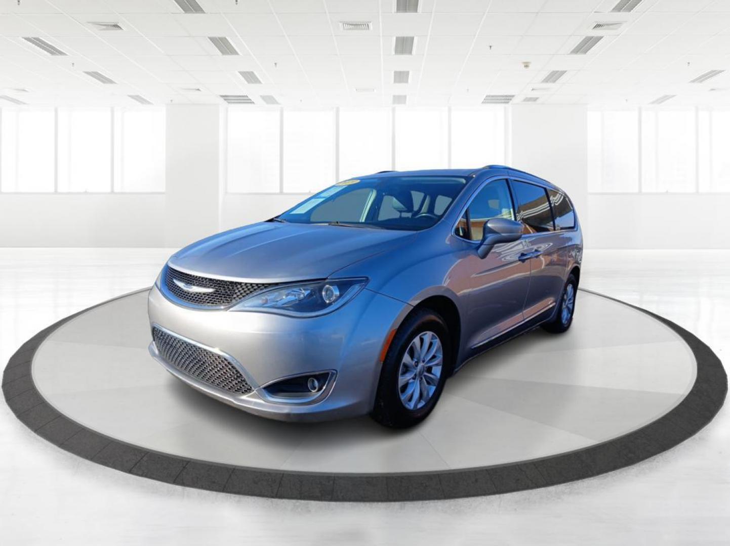 2019 Chrysler Pacifica Touring-L (2C4RC1BG5KR) with an 3.6L V6 DOHC 24V engine, 9-Speed Automatic transmission, located at 1230 East Main St, Xenia, OH, 45385, (937) 908-9800, 39.688026, -83.910172 - 2019 Chrysler Pacifica Touring-L - Photo#7
