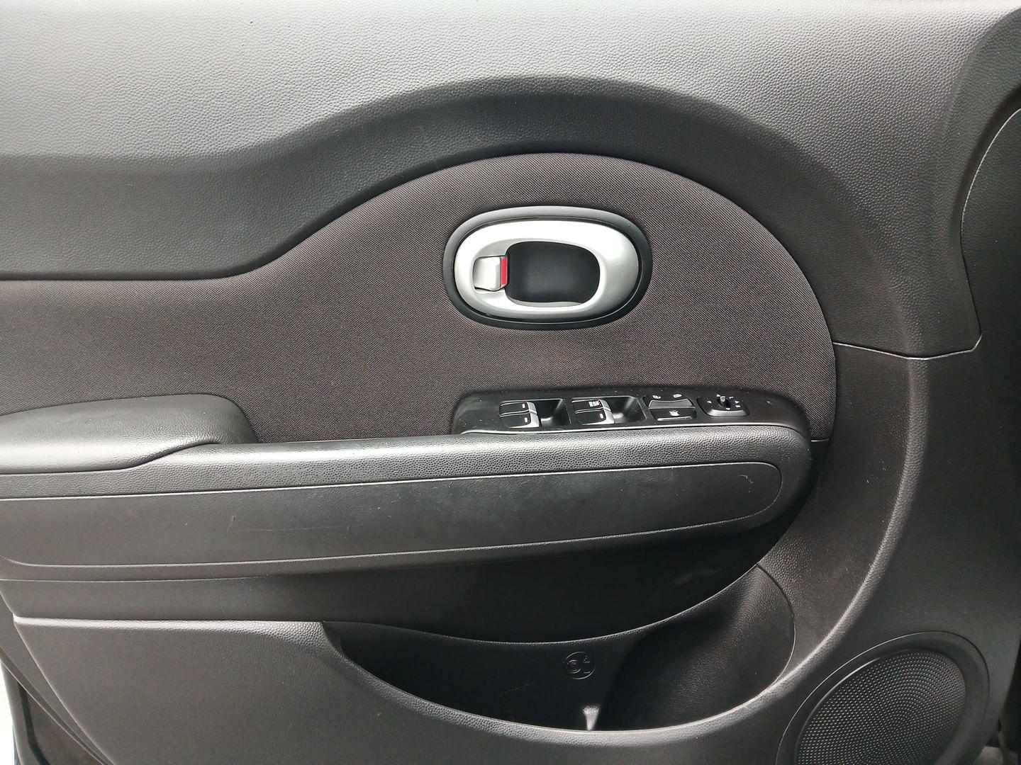 2019 Kia Soul Base 6A (KNDJN2A26K7) with an 1.6L L4 DOHC 16V engine, 6-Speed Automatic transmission, located at 4508 South Dixie Dr, Moraine, OH, 45439, (937) 908-9800, 39.689976, -84.218452 - One Owner - Photo#17