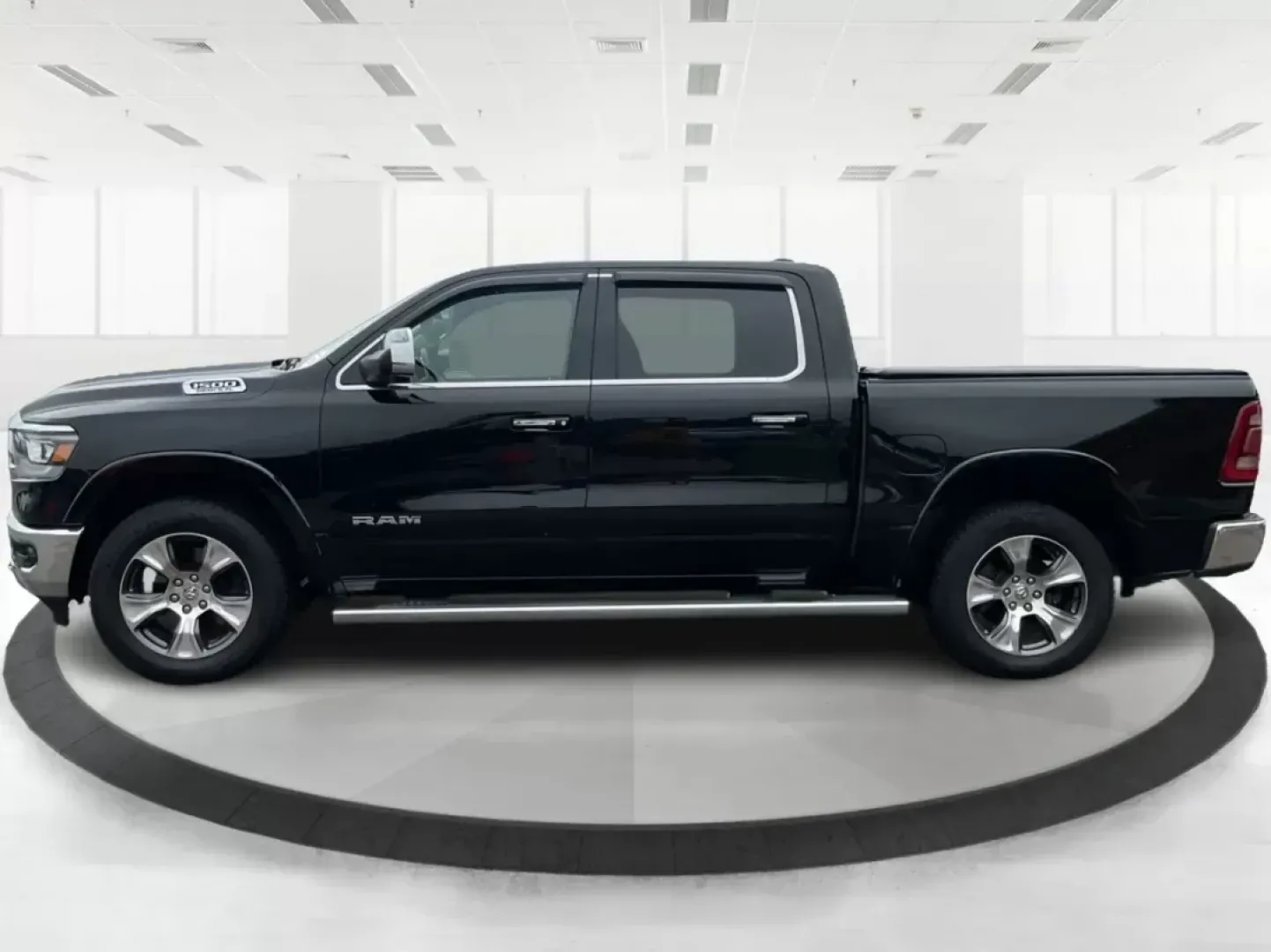 2019 Ram 1500 Laramie Crew Cab SWB 4WD (1C6SRFJT5KN) with an 5.7L V8 OHV 16V engine, 8-Speed Automatic transmission, located at 1230 East Main St, Xenia, OH, 45385, (937) 908-9800, 39.688026, -83.910172 - **Unleash Your Adventures with the 2019 Ram 1500 Laramie Crew Cab Perfect for Work and Play!**<br /> <br /> Are you ready to elevate your daily driving experience? Look no further than this stunning 2019 Ram 1500 Laramie Crew Cab, a vehicle designed to enhance your lifestyle whether you're commutin - Photo#5