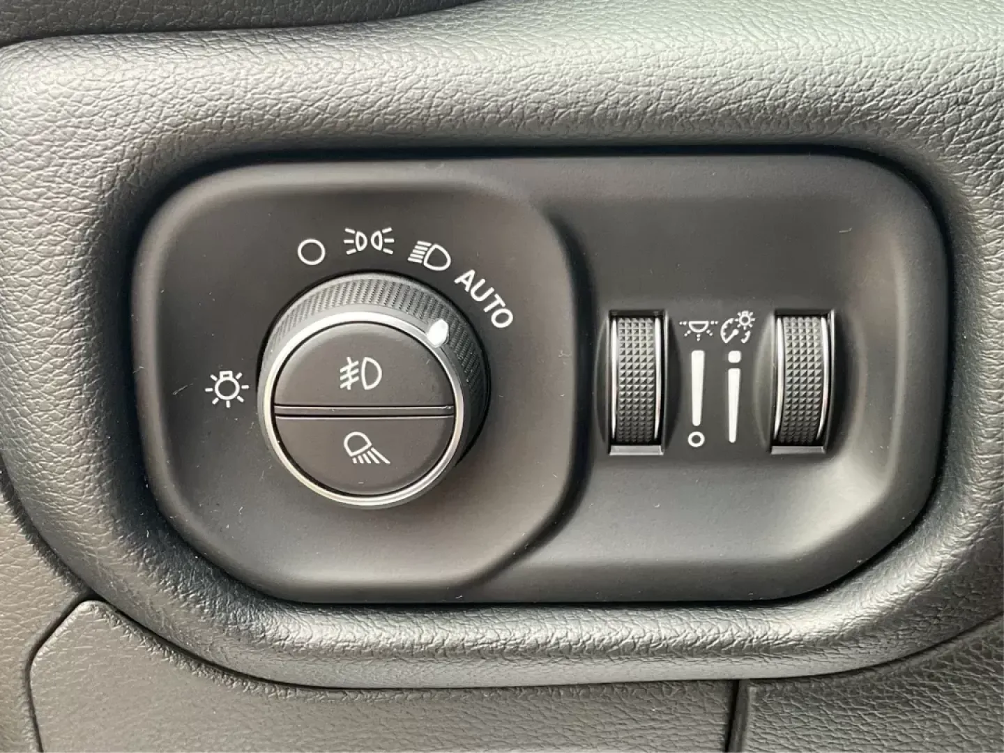 2019 Ram 1500 Laramie Crew Cab SWB 4WD (1C6SRFJT5KN) with an 5.7L V8 OHV 16V engine, 8-Speed Automatic transmission, located at 1230 East Main St, Xenia, OH, 45385, (937) 908-9800, 39.688026, -83.910172 - **Unleash Your Adventures with the 2019 Ram 1500 Laramie Crew Cab Perfect for Work and Play!**<br /> <br /> Are you ready to elevate your daily driving experience? Look no further than this stunning 2019 Ram 1500 Laramie Crew Cab, a vehicle designed to enhance your lifestyle whether you're commutin - Photo#15