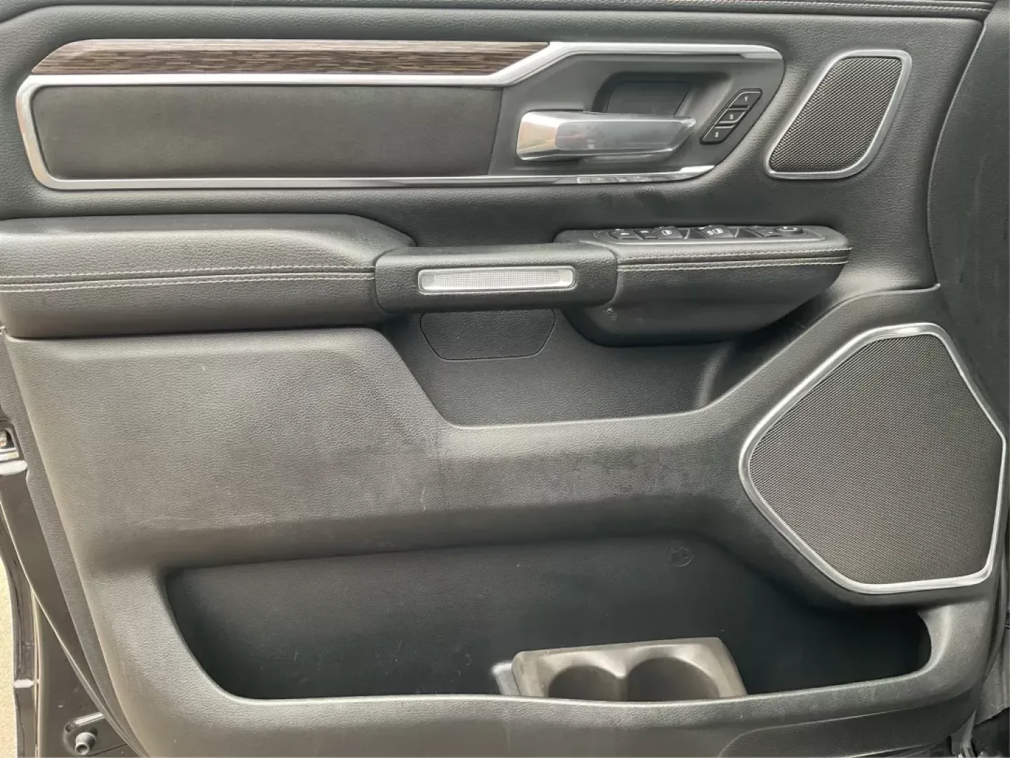 2019 Ram 1500 Laramie Crew Cab SWB 4WD (1C6SRFJT5KN) with an 5.7L V8 OHV 16V engine, 8-Speed Automatic transmission, located at 1230 East Main St, Xenia, OH, 45385, (937) 908-9800, 39.688026, -83.910172 - **Unleash Your Adventures with the 2019 Ram 1500 Laramie Crew Cab Perfect for Work and Play!**<br /> <br /> Are you ready to elevate your daily driving experience? Look no further than this stunning 2019 Ram 1500 Laramie Crew Cab, a vehicle designed to enhance your lifestyle whether you're commutin - Photo#16