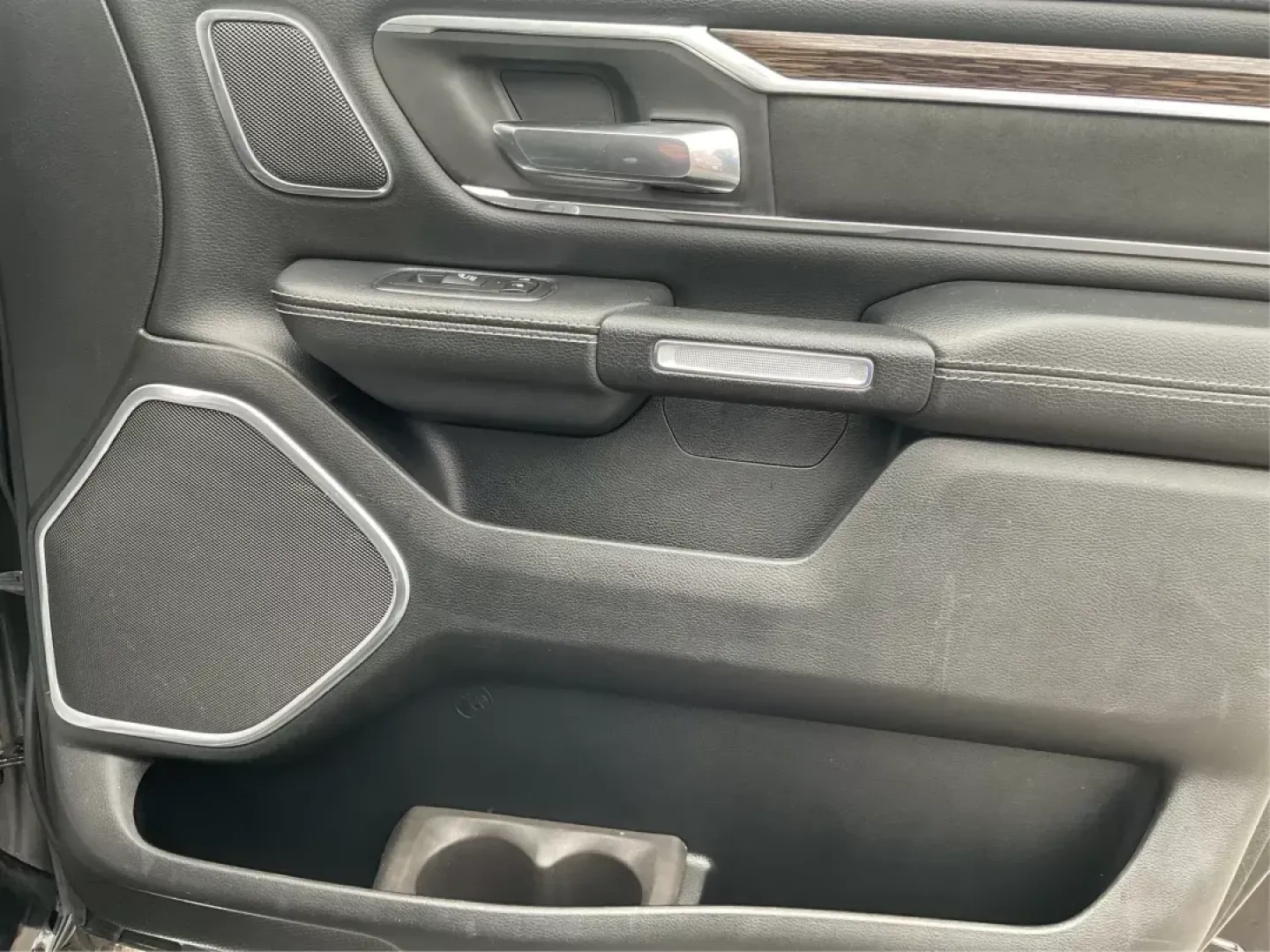 2019 Ram 1500 Laramie Crew Cab SWB 4WD (1C6SRFJT5KN) with an 5.7L V8 OHV 16V engine, 8-Speed Automatic transmission, located at 1230 East Main St, Xenia, OH, 45385, (937) 908-9800, 39.688026, -83.910172 - **Unleash Your Adventures with the 2019 Ram 1500 Laramie Crew Cab Perfect for Work and Play!**<br /> <br /> Are you ready to elevate your daily driving experience? Look no further than this stunning 2019 Ram 1500 Laramie Crew Cab, a vehicle designed to enhance your lifestyle whether you're commutin - Photo#17