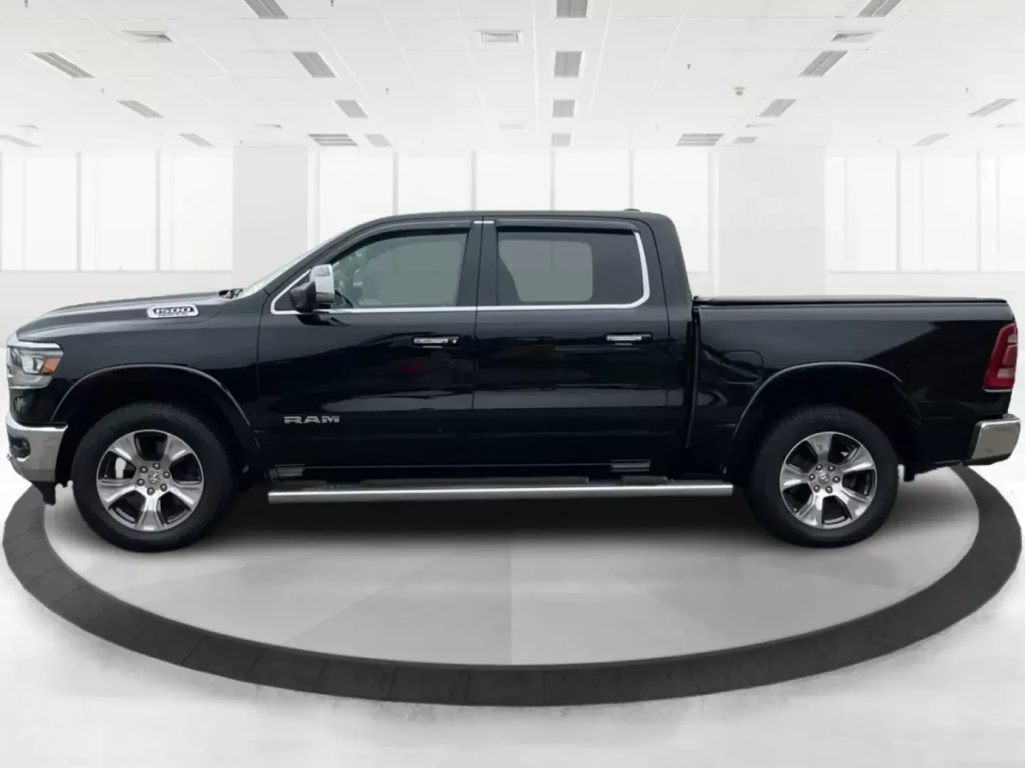 2019 Ram 1500 Laramie Crew Cab SWB 4WD (1C6SRFJT5KN) with an 5.7L V8 OHV 16V engine, 8-Speed Automatic transmission, located at 1230 East Main St, Xenia, OH, 45385, (937) 908-9800, 39.688026, -83.910172 - **Unleash Your Adventures with the 2019 Ram 1500 Laramie Crew Cab Perfect for Work and Play!**<br /> <br /> Are you ready to elevate your daily driving experience? Look no further than this stunning 2019 Ram 1500 Laramie Crew Cab, a vehicle designed to enhance your lifestyle whether you're commutin - Photo#5