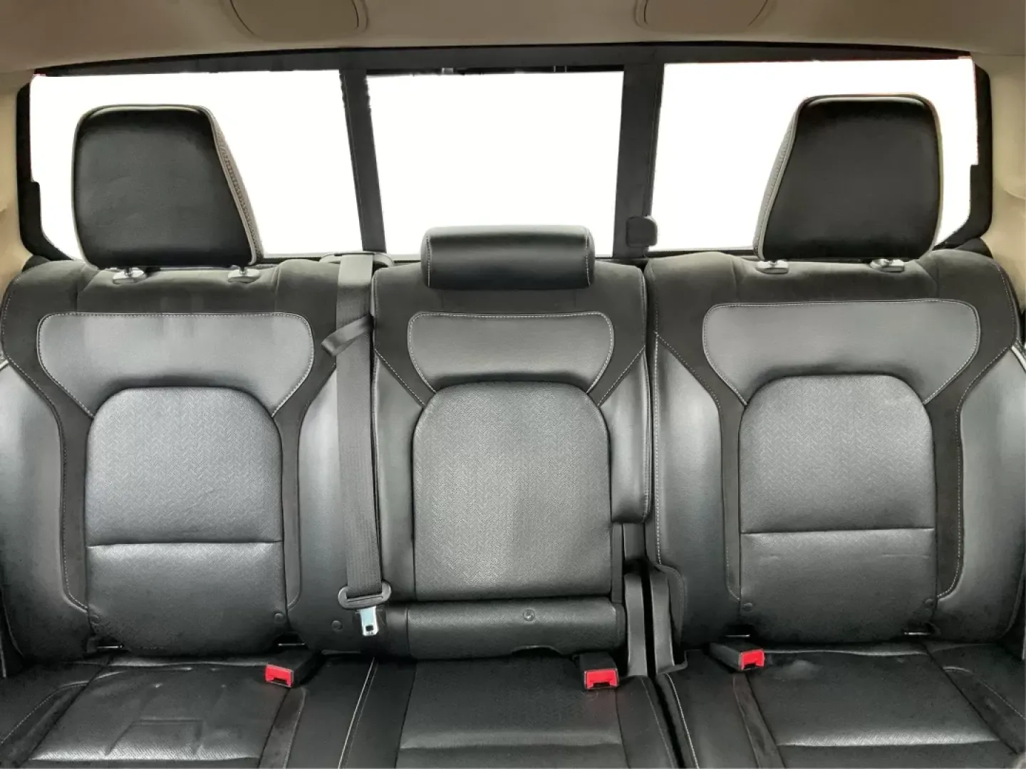 2019 Ram 1500 Laramie Crew Cab SWB 4WD (1C6SRFJT5KN) with an 5.7L V8 OHV 16V engine, 8-Speed Automatic transmission, located at 1230 East Main St, Xenia, OH, 45385, (937) 908-9800, 39.688026, -83.910172 - **Unleash Your Adventures with the 2019 Ram 1500 Laramie Crew Cab Perfect for Work and Play!**<br /> <br /> Are you ready to elevate your daily driving experience? Look no further than this stunning 2019 Ram 1500 Laramie Crew Cab, a vehicle designed to enhance your lifestyle whether you're commutin - Photo#13
