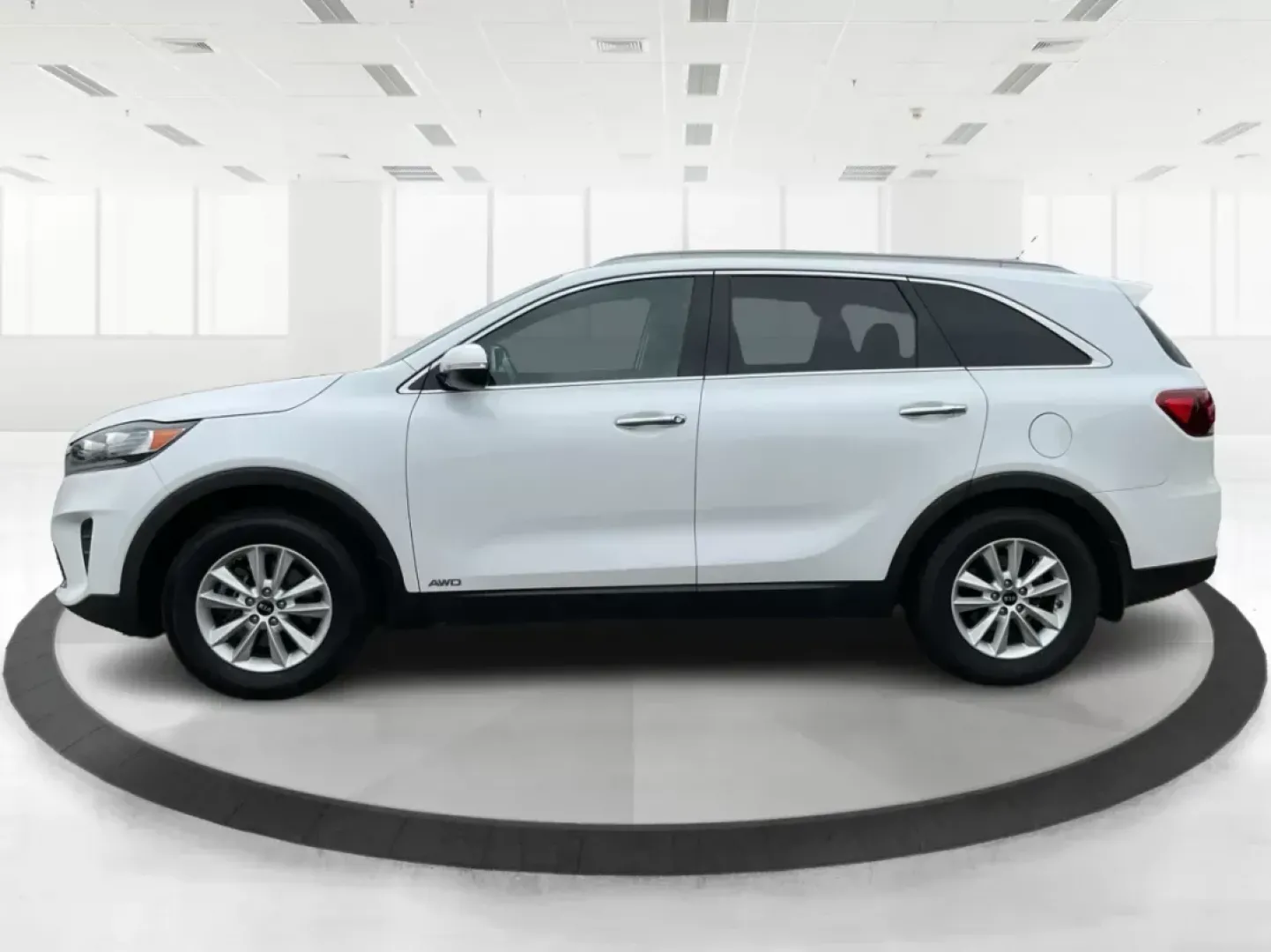 2020 Kia Sorento 2.4L LX (5XYPGDA38LG) with an 2.4L I-4 gasoline direct injection engine, located at 4508 South Dixie Dr, Moraine, OH, 45439, (937) 908-9800, 39.689976, -84.218452 - Are you ready to elevate your family adventures and everyday commutes? Look no further than this stunning 2020 Kia Sorento, available now at Advantage Car and Credit in Fairborn, OH. This versatile SUV is not just a vehicle; it's a lifestyle choice that fits a growing family's needs, perfect for wee - Photo#4