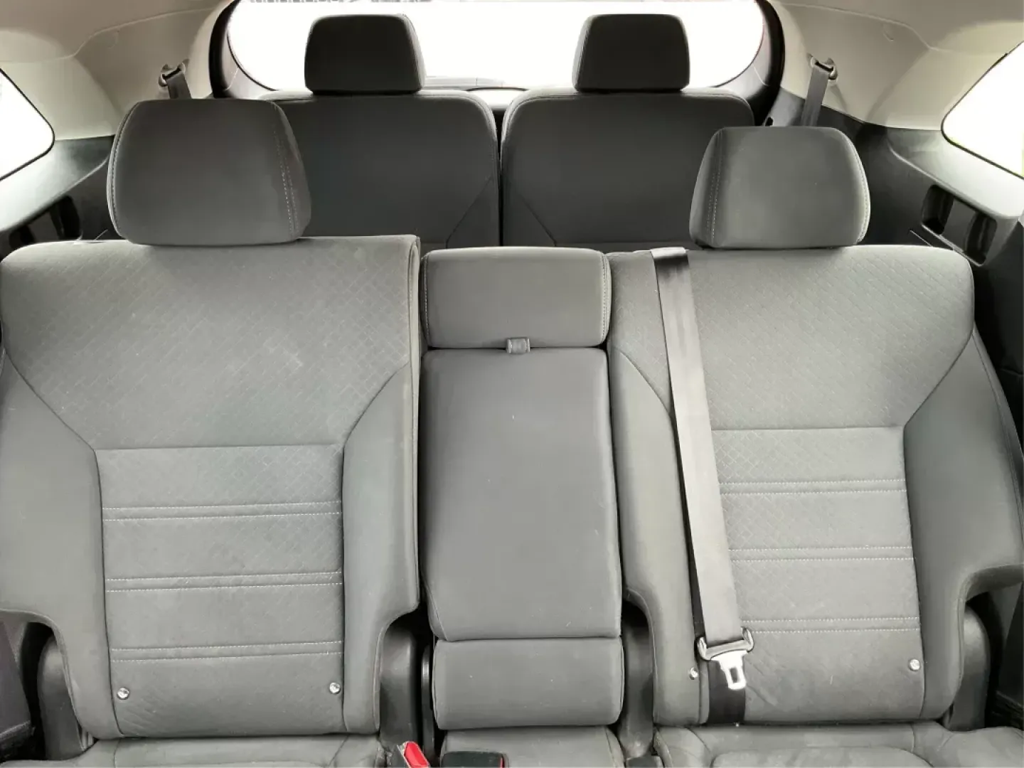 2020 Kia Sorento 2.4L LX (5XYPGDA38LG) with an 2.4L I-4 gasoline direct injection engine, located at 4508 South Dixie Dr, Moraine, OH, 45439, (937) 908-9800, 39.689976, -84.218452 - Are you ready to elevate your family adventures and everyday commutes? Look no further than this stunning 2020 Kia Sorento, available now at Advantage Car and Credit in Fairborn, OH. This versatile SUV is not just a vehicle; it's a lifestyle choice that fits a growing family's needs, perfect for wee - Photo#12