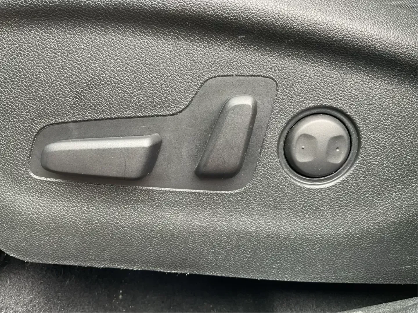 2020 Kia Sorento 2.4L LX (5XYPGDA38LG) with an 2.4L I-4 gasoline direct injection engine, located at 4508 South Dixie Dr, Moraine, OH, 45439, (937) 908-9800, 39.689976, -84.218452 - Are you ready to elevate your family adventures and everyday commutes? Look no further than this stunning 2020 Kia Sorento, available now at Advantage Car and Credit in Fairborn, OH. This versatile SUV is not just a vehicle; it's a lifestyle choice that fits a growing family's needs, perfect for wee - Photo#15
