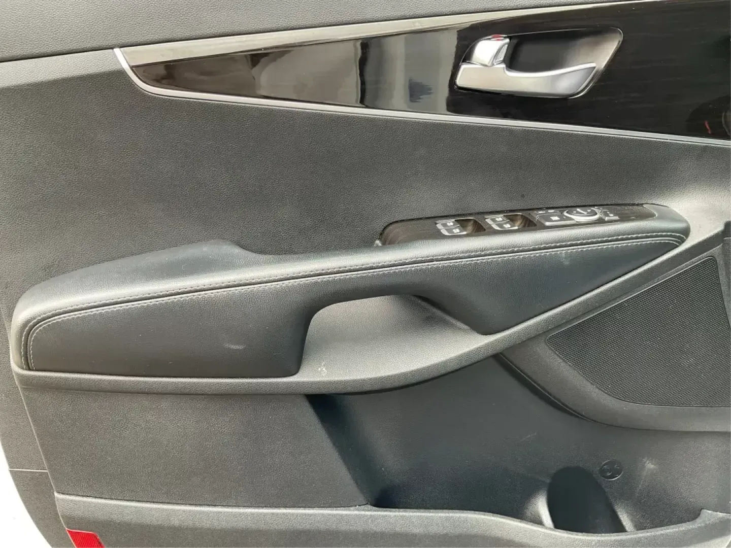 2020 Kia Sorento 2.4L LX (5XYPGDA38LG) with an 2.4L I-4 gasoline direct injection engine, located at 4508 South Dixie Dr, Moraine, OH, 45439, (937) 908-9800, 39.689976, -84.218452 - Are you ready to elevate your family adventures and everyday commutes? Look no further than this stunning 2020 Kia Sorento, available now at Advantage Car and Credit in Fairborn, OH. This versatile SUV is not just a vehicle; it's a lifestyle choice that fits a growing family's needs, perfect for wee - Photo#16