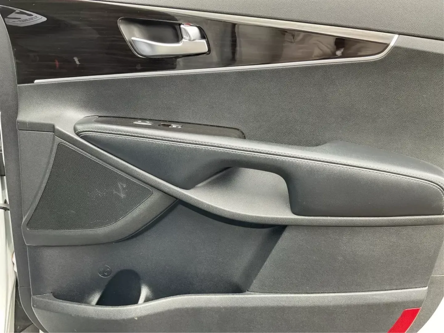 2020 Kia Sorento 2.4L LX (5XYPGDA38LG) with an 2.4L I-4 gasoline direct injection engine, located at 4508 South Dixie Dr, Moraine, OH, 45439, (937) 908-9800, 39.689976, -84.218452 - Are you ready to elevate your family adventures and everyday commutes? Look no further than this stunning 2020 Kia Sorento, available now at Advantage Car and Credit in Fairborn, OH. This versatile SUV is not just a vehicle; it's a lifestyle choice that fits a growing family's needs, perfect for wee - Photo#17