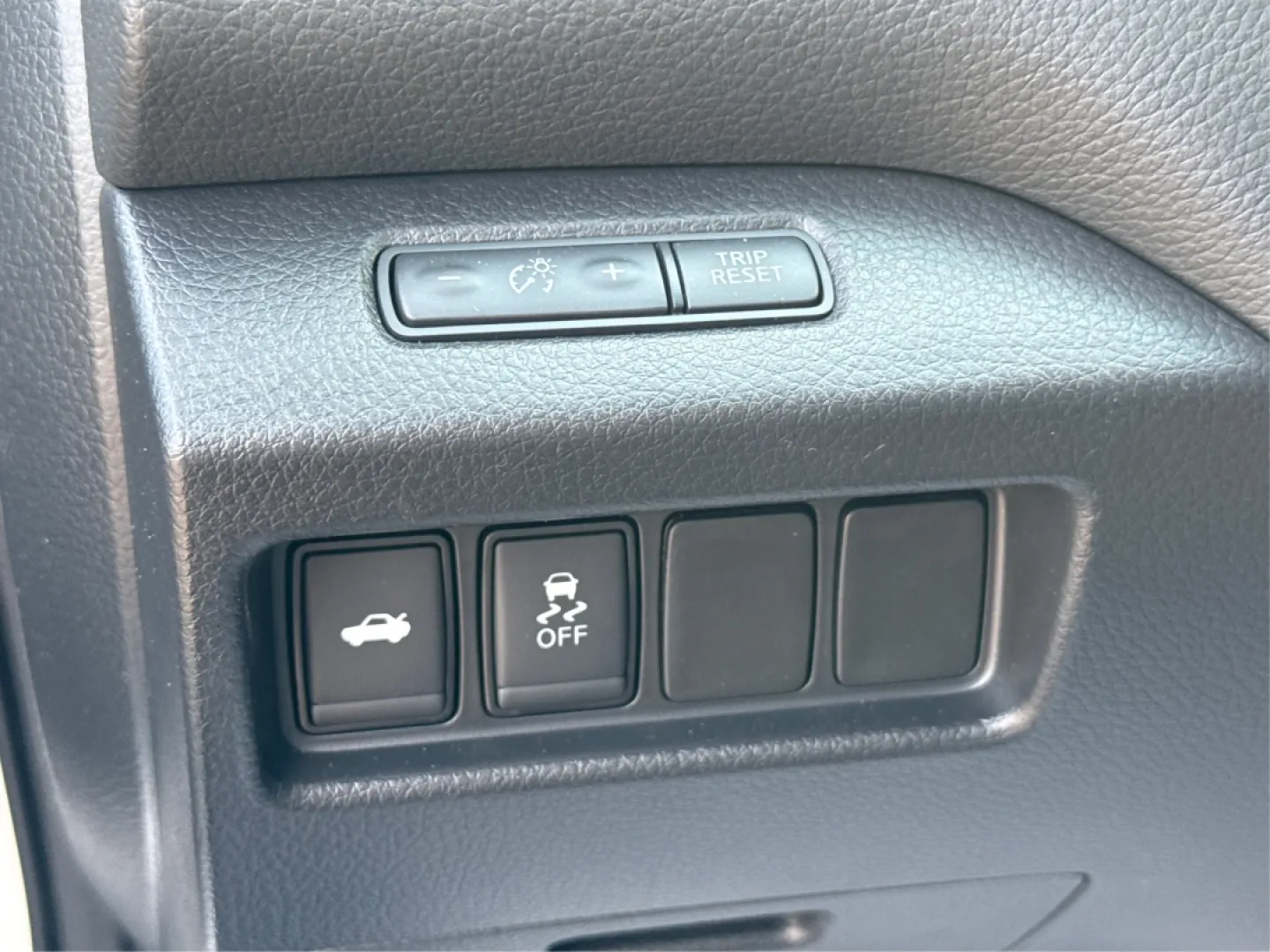 2018 Nissan Altima 2.5 S (1N4AL3AP5JC) with an 2.5L I-4 DOHC engine, located at 401 Woodman Dr, Riverside, OH, 45431, (937) 908-9800, 39.760899, -84.123421 - Are you searching for a reliable sedan that combines comfort, affordability, and style? Look no further than this 2018 Nissan Altima 2.5 S, available now at Advantage Car and Credit in Fairborn, OH. Perfect for commuting to work or making family outings more enjoyable, this sleek vehicle is designed - Photo#17