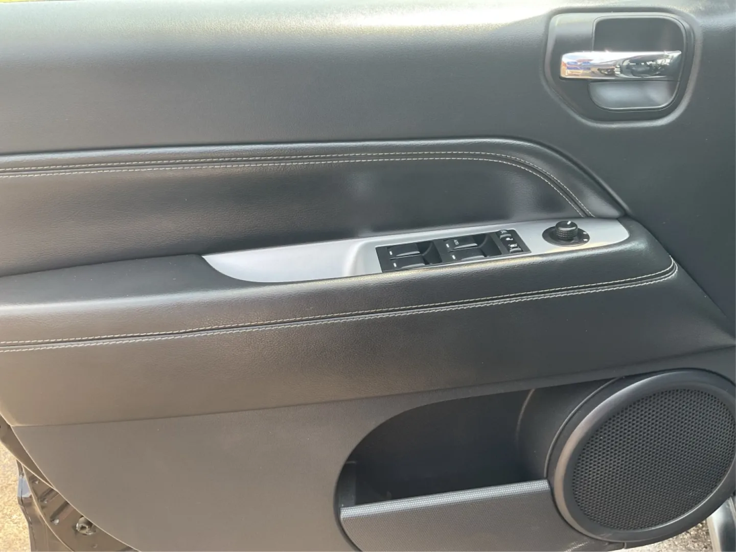 2016 Jeep Compass High Altitude Edition (1C4NJDEB2GD) with an 2.4L I-4 DOHC engine, located at 4508 South Dixie Dr, Moraine, OH, 45439, (937) 908-9800, 39.689976, -84.218452 - **Adventure Awaits with this 2016 Jeep Compass High Altitude Edition!**<br /> <br /> Are you ready to elevate your driving experience? Perfect for weekend getaways or long commutes, this 2016 Jeep Compass High Altitude Edition is designed to tackle any journey with confidence and style. At Advantage - Photo#17