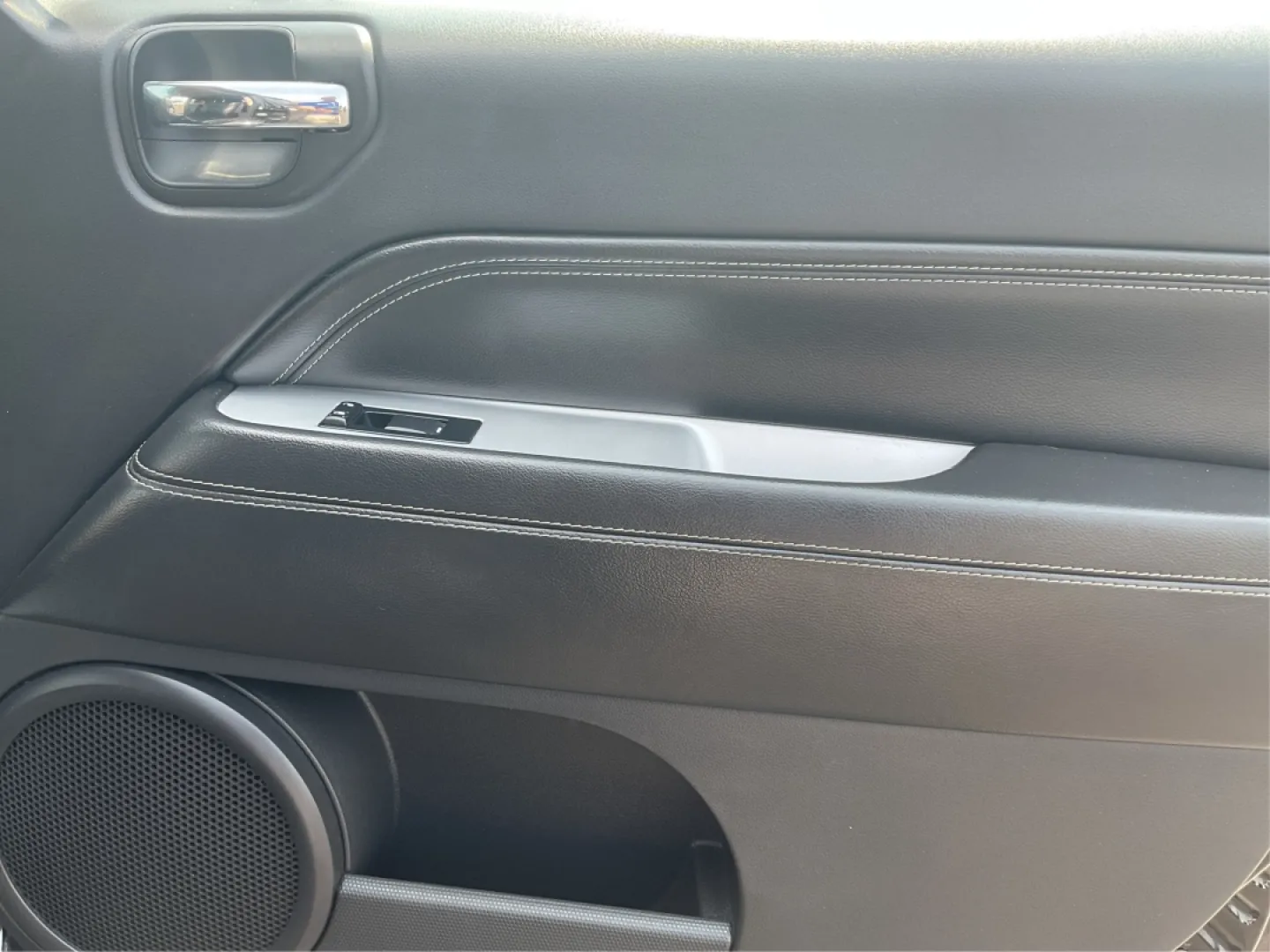 2016 Jeep Compass High Altitude Edition (1C4NJDEB2GD) with an 2.4L I-4 DOHC engine, located at 4508 South Dixie Dr, Moraine, OH, 45439, (937) 908-9800, 39.689976, -84.218452 - **Adventure Awaits with this 2016 Jeep Compass High Altitude Edition!**<br /> <br /> Are you ready to elevate your driving experience? Perfect for weekend getaways or long commutes, this 2016 Jeep Compass High Altitude Edition is designed to tackle any journey with confidence and style. At Advantage - Photo#18