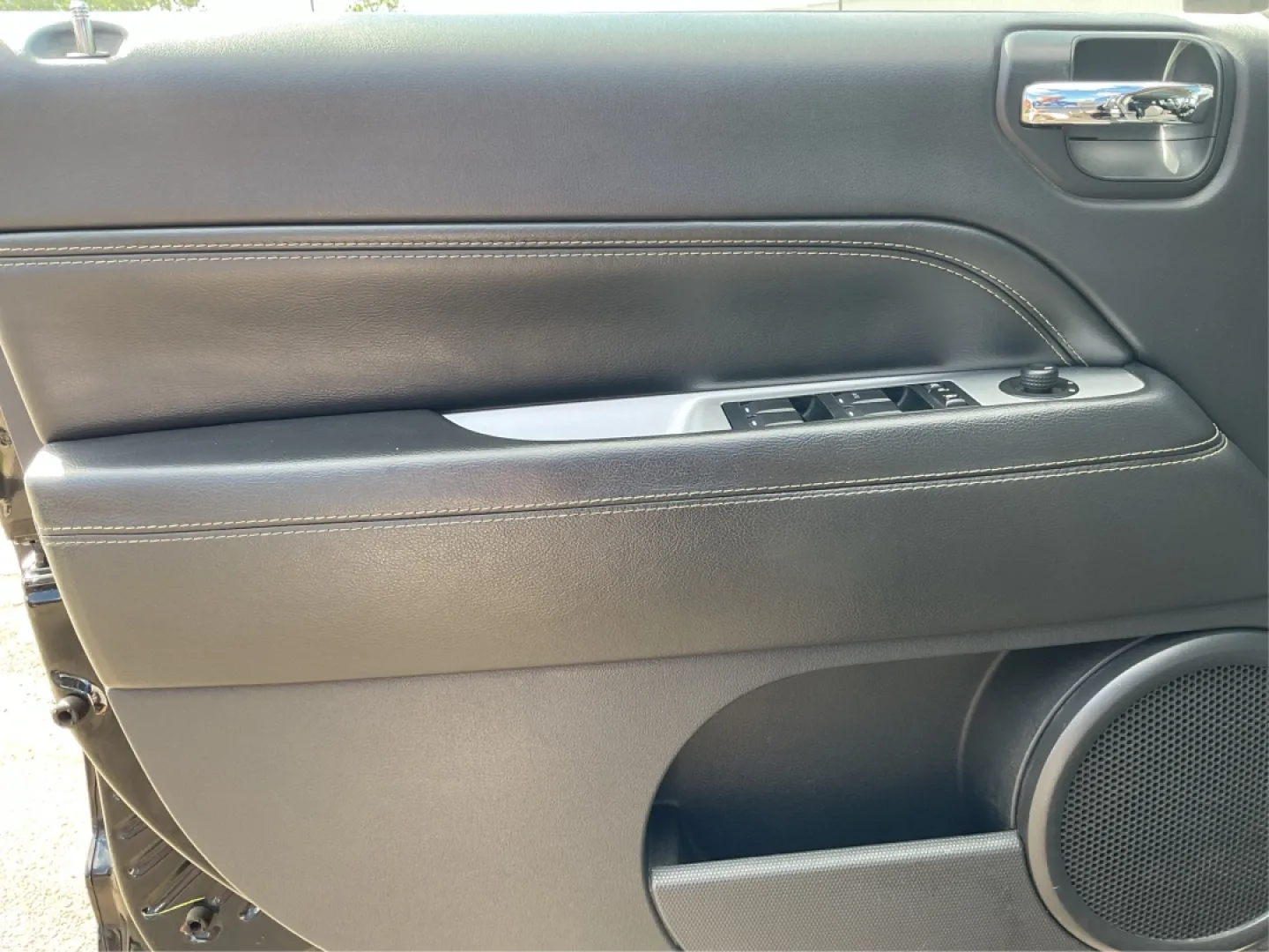 2014 Jeep Compass Latitude 4WD (1C4NJDEB8ED) with an 2.4L L4 DOHC 16V engine, Continuously Variable Transmission transmission, located at 880 E. National Road, Vandalia, OH, 45377, (937) 908-9800, 39.891918, -84.183594 - **Unleash Your Adventurous Spirit with the 2014 Jeep Compass Latitude 4WD!** <br /> <br /> Are you ready to elevate your weekend getaways or daily commutes? Look no further than the stunning 2014 Jeep Compass Latitude 4WD available at Advantage Car and Credit in Vandalia, OH! This rugged yet stylish - Photo#17