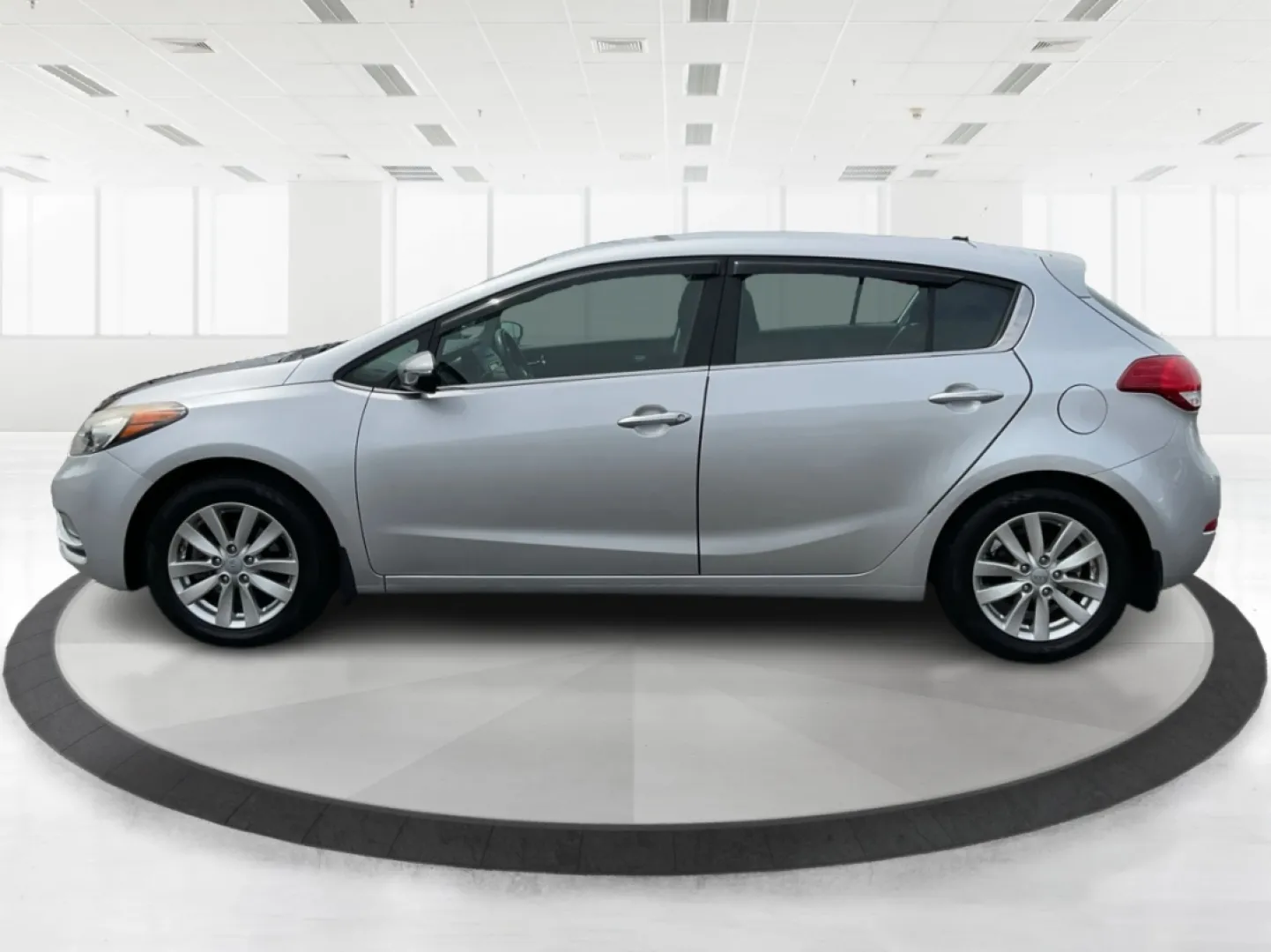 2014 Kia Forte EX (KNAFX5A88E5) with an 2L I-4 gasoline direct injection engine, located at 1099 N County Rd 25A, Troy, OH, 45373, (937) 908-9800, 40.057079, -84.212883 - **Discover Your Next Adventure with the 2014 Kia Forte EX at Advantage Car and Credit!**<br /> <br /> Are you ready to elevate your daily commute or embark on weekend adventures? The 2014 Kia Forte EX is the perfect companion, whether you're navigating the bustling streets of Fairborn, OH, or hittin - Photo#5