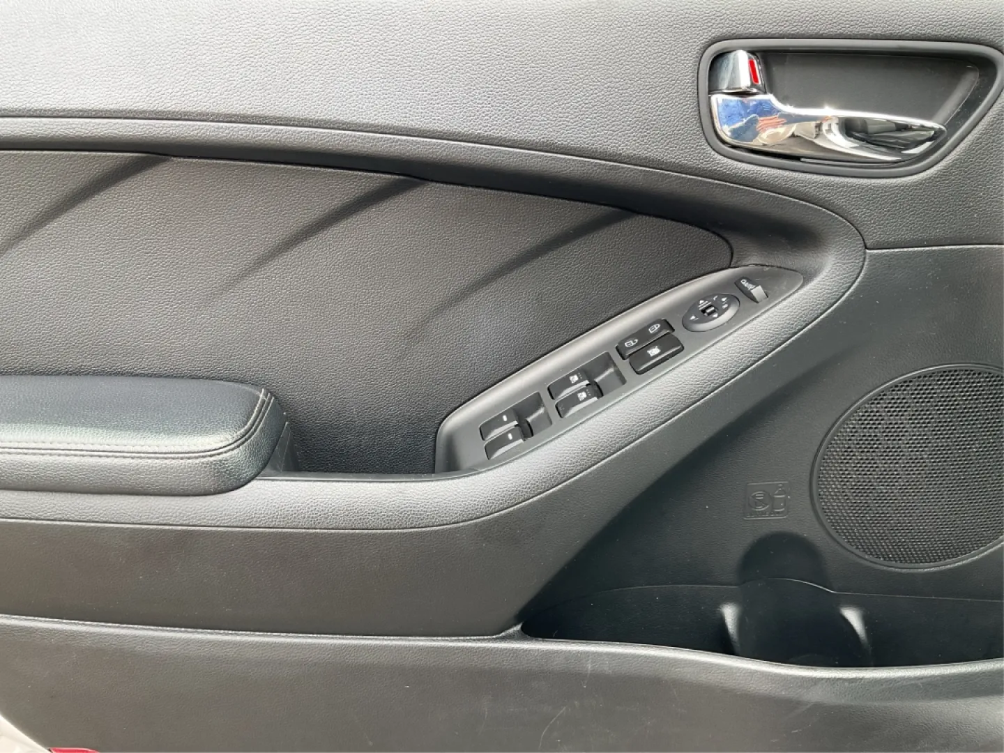 2014 Kia Forte EX (KNAFX5A88E5) with an 2L I-4 gasoline direct injection engine, located at 1099 N County Rd 25A, Troy, OH, 45373, (937) 908-9800, 40.057079, -84.212883 - **Discover Your Next Adventure with the 2014 Kia Forte EX at Advantage Car and Credit!**<br /> <br /> Are you ready to elevate your daily commute or embark on weekend adventures? The 2014 Kia Forte EX is the perfect companion, whether you're navigating the bustling streets of Fairborn, OH, or hittin - Photo#17