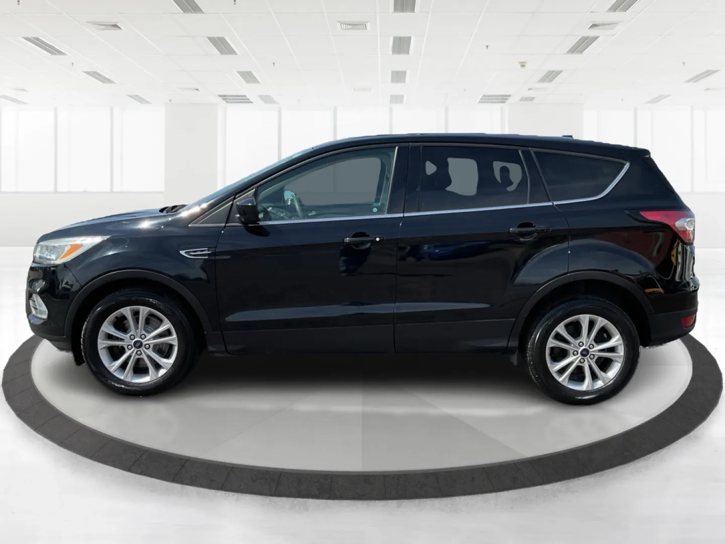 2017 Ford Escape SE (1FMCU0G9XHU) with an EcoBoost 1.5L I-4 gasoline direct injection engine, located at 1184 Kauffman Ave, Fairborn, OH, 45324, (937) 908-9800, 39.807072, -84.030914 - ### Discover the Adventure of the 2017 Ford Escape SE at Advantage Car and Credit<br /> <br /> If you're seeking a vehicle that perfectly adapts to your active lifestyle, look no further than the 2017 Ford Escape SE, available now at Advantage Car and Credit in Fairborn, OH. Whether you're embarking - Photo#5