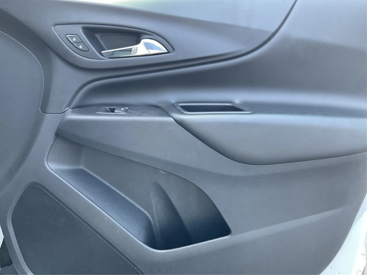 2019 Chevrolet Equinox LT (2GNAXLEX3K6) with an 2L I-4 gasoline direct injection engine, located at 1230 East Main St, Xenia, OH, 45385, (937) 908-9800, 39.688026, -83.910172 - Discover the perfect blend of comfort, style, and capability with the 2019 Chevrolet Equinox LT at Advantage Car and Credit - Moraine! If you're searching for a vehicle that seamlessly fits into your lifestyle-whether you're a growing family needing space for weekend adventures or a daily commuter l - Photo#20