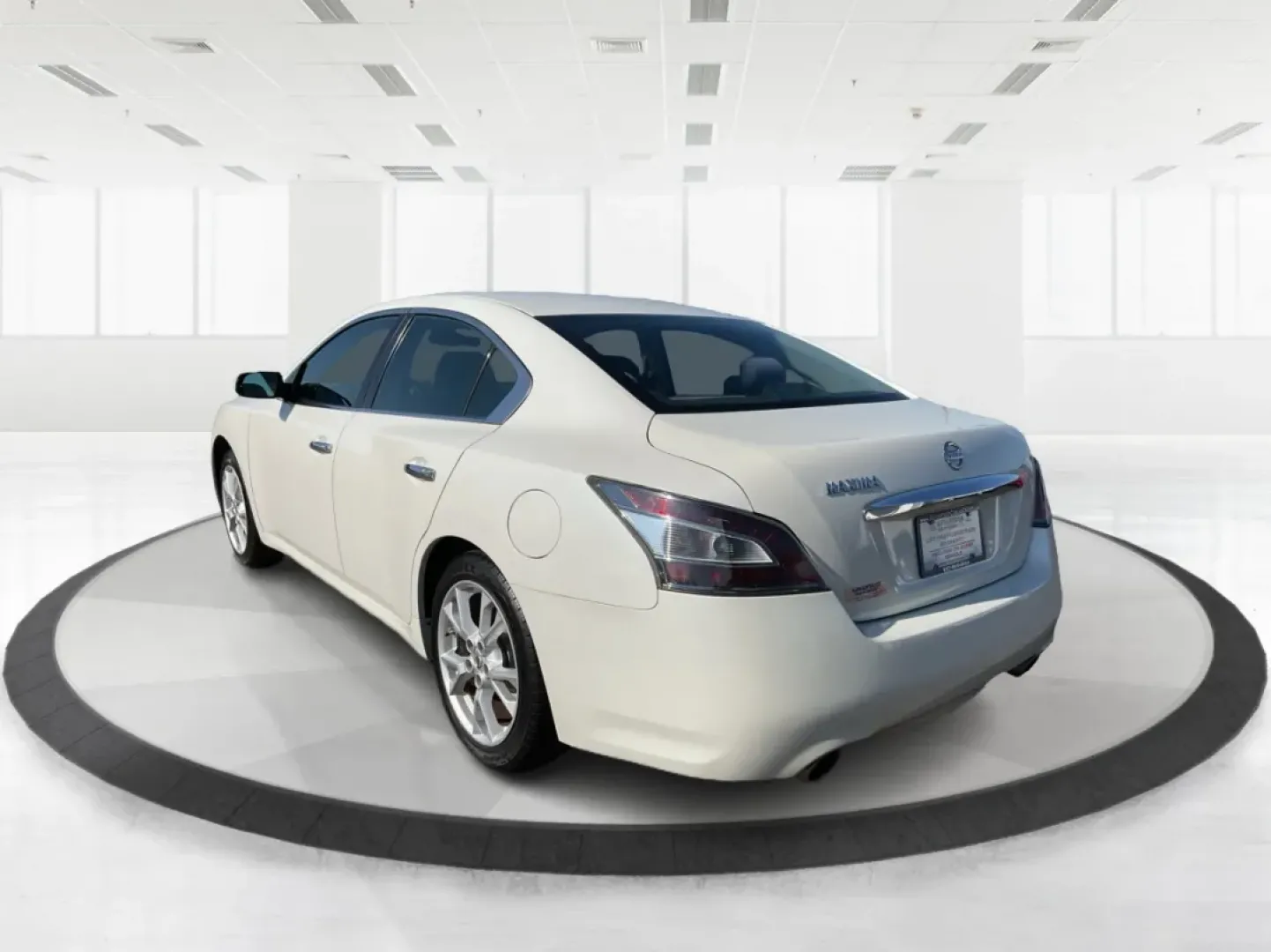 2014 Nissan Maxima 3.5 S (1N4AA5AP5EC) with an VQ 3.5L V-6 DOHC engine, located at 1184 Kauffman Ave, Fairborn, OH, 45324, (937) 908-9800, 39.807072, -84.030914 - **Experience Comfort and Style with the 2014 Nissan Maxima-Your Ideal Sedan for Everyday Adventures!**<br /> <br /> Are you looking for a reliable sedan that combines luxury, performance, and practicality? The 2014 Nissan Maxima, available now at Advantage Car and Credit in Fairborn, OH, is the perf - Photo#4