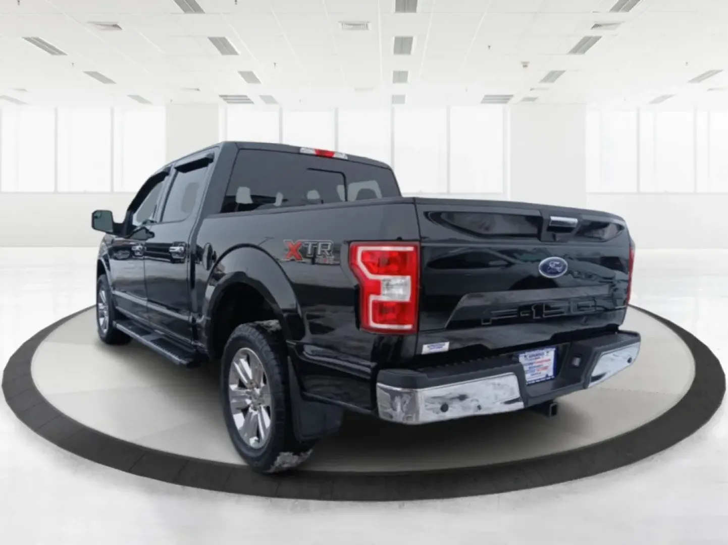 2018 Ford F-150 XLT SuperCrew 5.5-ft. Bed 4WD (1FTEW1E52JF) with an 5.0L V8 OHV 32V engine, 6-Speed Automatic transmission, located at 8750 N County Rd 25A, Piqua, OH, 45356, (937) 908-9800, 40.164391, -84.232513 - Are you ready to elevate your daily commute or weekend adventures? Look no further than this striking 2018 Ford F-150 XLT SuperCrew located at Advantage Car and Credit in Fairborn, OH. Whether you're carting the kids to practice, hauling materials for your next DIY project, or exploring the great ou - Photo#4