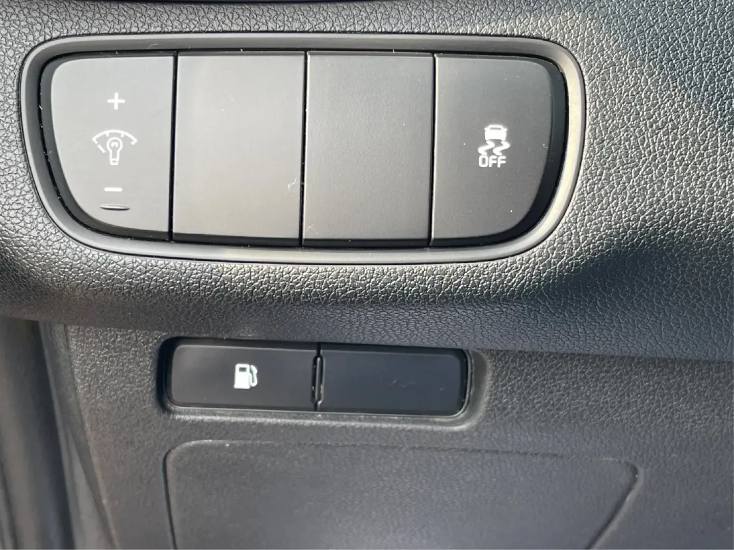 2017 Kia Sorento 2.4L L (5XYPG4A3XHG) with an 2.4L I-4 gasoline direct injection engine, located at 1230 East Main St, Xenia, OH, 45385, (937) 908-9800, 39.688026, -83.910172 - **Adventure Awaits with the 2017 Kia Sorento at Advantage Car and Credit!**<br /> <br /> Are you ready to elevate your family's weekend adventures or streamline your daily commute? Look no further than the 2017 Kia Sorento, available now at Advantage Car and Credit in Fairborn, OH! This spacious SUV - Photo#17