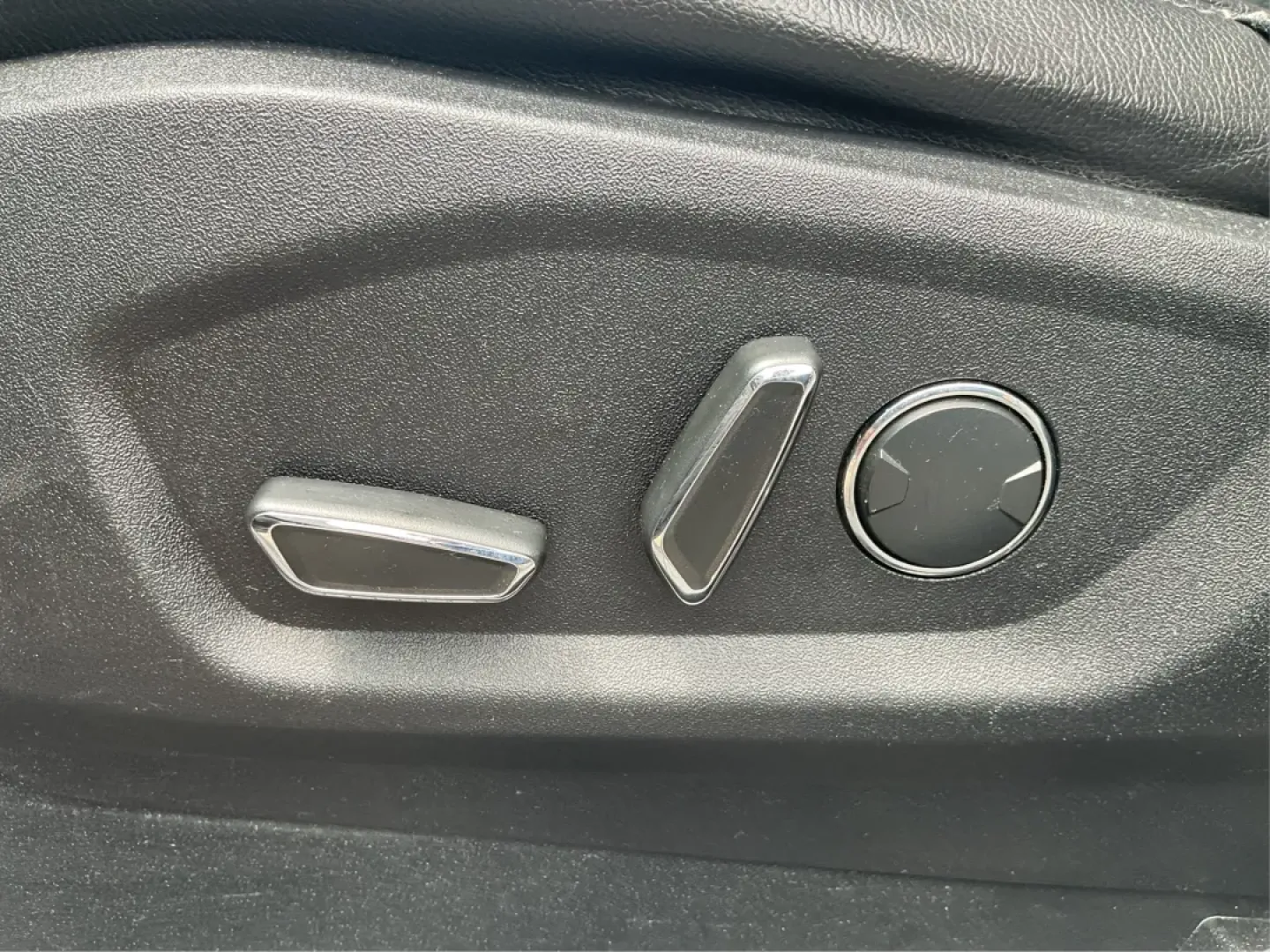 2016 Ford Edge SEL (2FMPK3J91GB) with an 3.5L V-6 DOHC engine, located at 8750 N County Rd 25A, Piqua, OH, 45356, (937) 908-9800, 40.164391, -84.232513 - **Experience the Road Ahead with the 2016 Ford Edge SEL - Your Adventure Awaits!**<br /> <br /> Are you ready for your next road trip or family outing? The 2016 Ford Edge SEL is not just a car; it's a versatile SUV that caters to your lifestyle needs, making it the perfect companion for growing fami - Photo#18