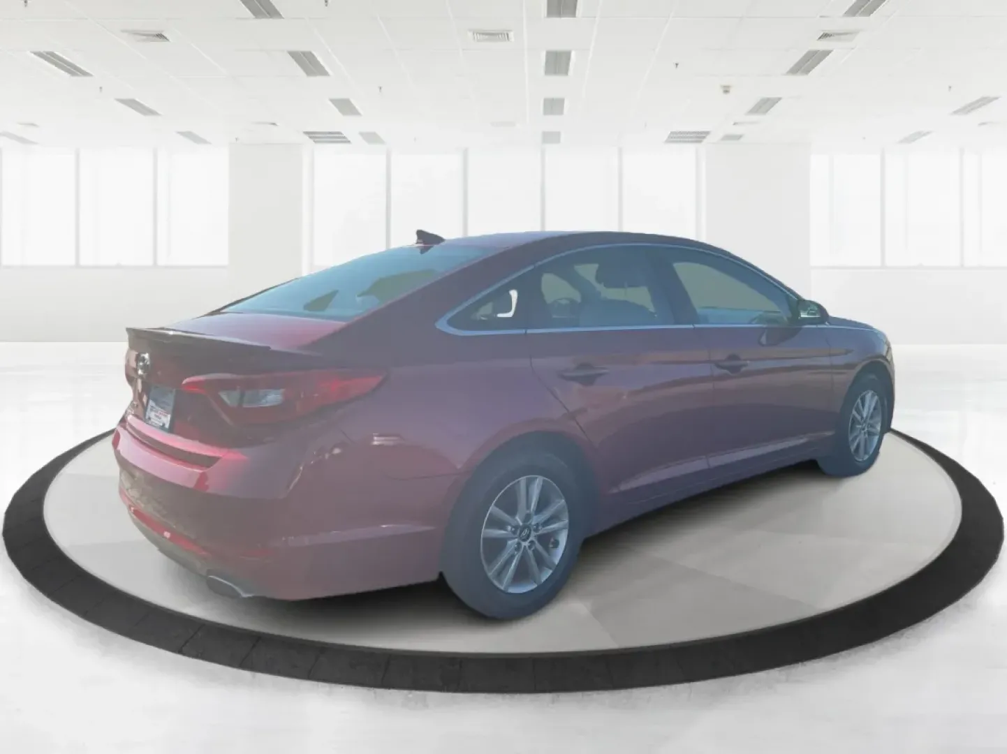 2015 Hyundai Sonata SE (5NPE24AFXFH) with an 2.4L I-4 gasoline direct injection engine, located at 880 E. National Road, Vandalia, OH, 45377, (937) 908-9800, 39.891918, -84.183594 - Discover the perfect balance of style, comfort, and reliability with the 2015 Hyundai Sonata SE, available now at Advantage Car and Credit in Fairborn, OH. Whether you're commuting to work, running errands in the nearby neighborhoods of Wright-Patterson Air Force Base, or heading out for a weekend a - Photo#2