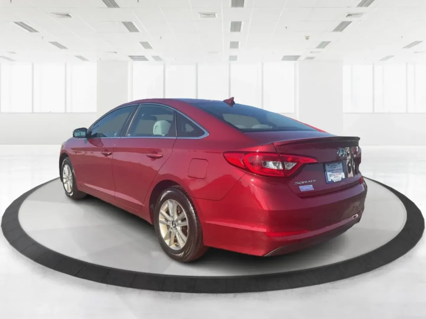 2015 Hyundai Sonata SE (5NPE24AFXFH) with an 2.4L I-4 gasoline direct injection engine, located at 880 E. National Road, Vandalia, OH, 45377, (937) 908-9800, 39.891918, -84.183594 - Discover the perfect balance of style, comfort, and reliability with the 2015 Hyundai Sonata SE, available now at Advantage Car and Credit in Fairborn, OH. Whether you're commuting to work, running errands in the nearby neighborhoods of Wright-Patterson Air Force Base, or heading out for a weekend a - Photo#4