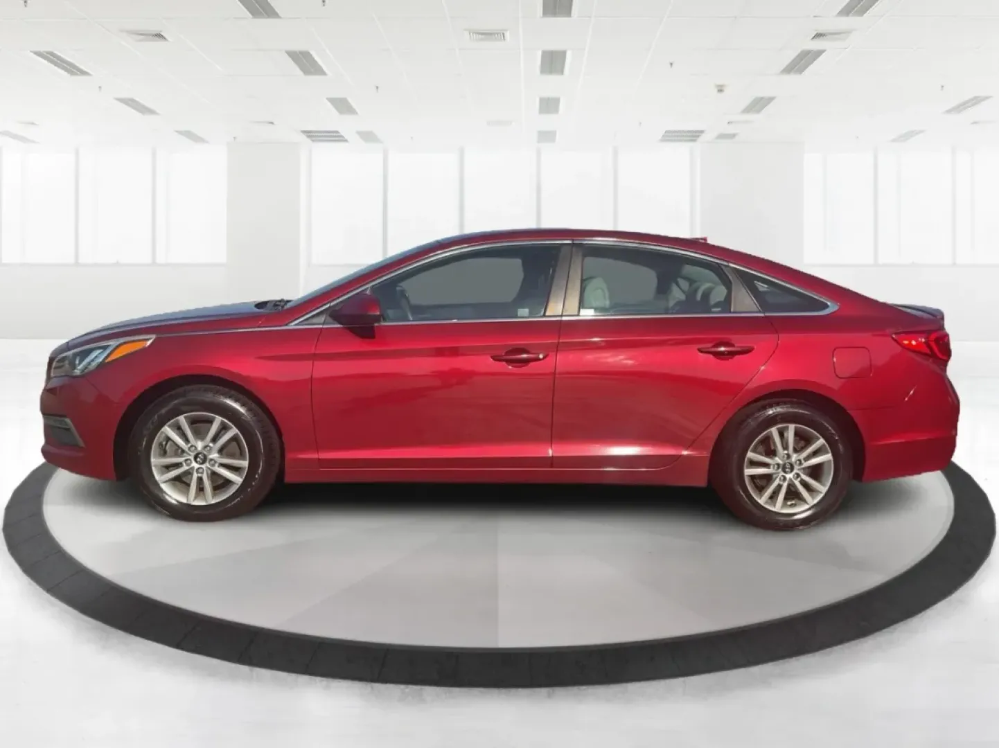 2015 Hyundai Sonata SE (5NPE24AFXFH) with an 2.4L I-4 gasoline direct injection engine, located at 880 E. National Road, Vandalia, OH, 45377, (937) 908-9800, 39.891918, -84.183594 - Discover the perfect balance of style, comfort, and reliability with the 2015 Hyundai Sonata SE, available now at Advantage Car and Credit in Fairborn, OH. Whether you're commuting to work, running errands in the nearby neighborhoods of Wright-Patterson Air Force Base, or heading out for a weekend a - Photo#5