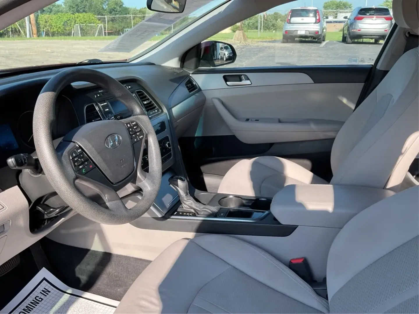 2015 Hyundai Sonata SE (5NPE24AFXFH) with an 2.4L I-4 gasoline direct injection engine, located at 880 E. National Road, Vandalia, OH, 45377, (937) 908-9800, 39.891918, -84.183594 - Discover the perfect balance of style, comfort, and reliability with the 2015 Hyundai Sonata SE, available now at Advantage Car and Credit in Fairborn, OH. Whether you're commuting to work, running errands in the nearby neighborhoods of Wright-Patterson Air Force Base, or heading out for a weekend a - Photo#9
