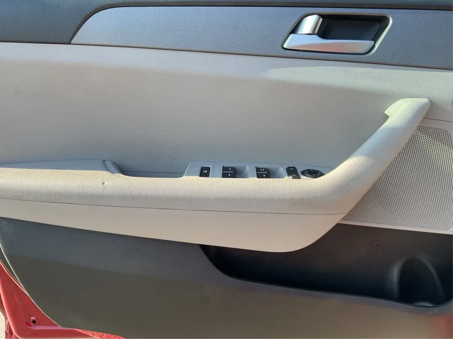 2015 Hyundai Sonata SE (5NPE24AFXFH) with an 2.4L I-4 gasoline direct injection engine, located at 880 E. National Road, Vandalia, OH, 45377, (937) 908-9800, 39.891918, -84.183594 - Discover the perfect balance of style, comfort, and reliability with the 2015 Hyundai Sonata SE, available now at Advantage Car and Credit in Fairborn, OH. Whether you're commuting to work, running errands in the nearby neighborhoods of Wright-Patterson Air Force Base, or heading out for a weekend a - Photo#17