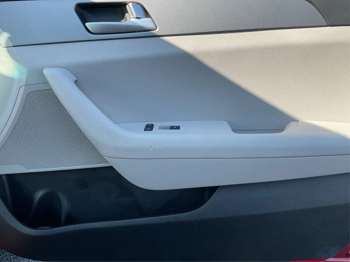 2015 Hyundai Sonata SE (5NPE24AFXFH) with an 2.4L I-4 gasoline direct injection engine, located at 880 E. National Road, Vandalia, OH, 45377, (937) 908-9800, 39.891918, -84.183594 - Discover the perfect balance of style, comfort, and reliability with the 2015 Hyundai Sonata SE, available now at Advantage Car and Credit in Fairborn, OH. Whether you're commuting to work, running errands in the nearby neighborhoods of Wright-Patterson Air Force Base, or heading out for a weekend a - Photo#18