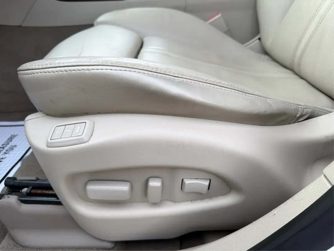 2013 White Cadillac SRX Luxury Collection (3GYFNCE32DS) with an 3.6L V6 DOHC 24V FFV engine, 6-Speed Automatic transmission, located at 8750 N County Rd 25A, Piqua, OH, 45356, (937) 908-9800, 40.164391, -84.232513 - 2013 Cadillac SRX Luxury Collection - Photo#17