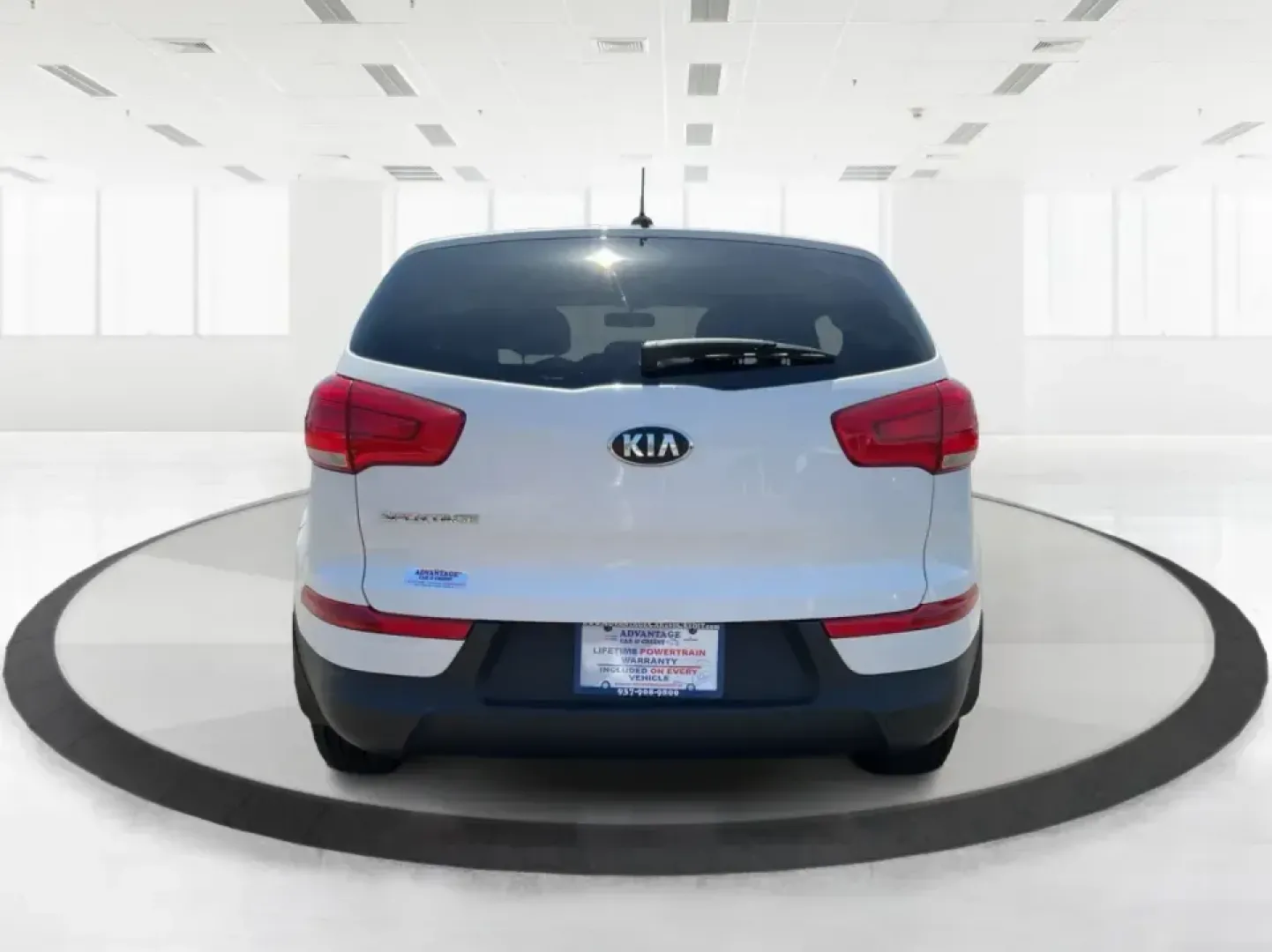 2015 Kia Sportage LX (KNDPBCAC7F7) with an 2.4L V6 DOHC 24V engine, 6-Speed Automatic transmission, located at 4508 South Dixie Dr, Moraine, OH, 45439, (937) 908-9800, 39.689976, -84.218452 - **Explore the Open Road with the 2015 Kia Sportage LX Perfect for Your Next Adventure!**<br /> <br /> Imagine hitting the open road with your loved ones, whether it's a weekend getaway or a daily commute. The 2015 Kia Sportage LX, available at Advantage Car and Credit in Fairborn, OH, is the ideal - Photo#3