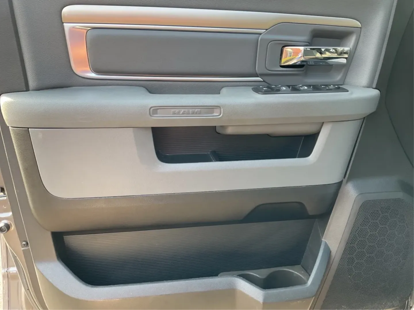 2015 Gray Ram 1500 SLT Quad Cab 4WD (1C6RR7GT3FS) with an 5.7L V8 OHV 16V engine, 8-Speed Automatic transmission, located at 1099 N County Rd 25A, Troy, OH, 45373, (937) 908-9800, 40.057079, -84.212883 - **Experience Adventure and Utility with this 2015 Ram 1500 SLT Quad Cab!**<br /> <br /> Are you ready to elevate your weekend adventures while ensuring your daily commute remains smooth and comfortable? Look no further than this robust 2015 Ram 1500 SLT Quad Cab, now available at Advantage Car and C - Photo#18