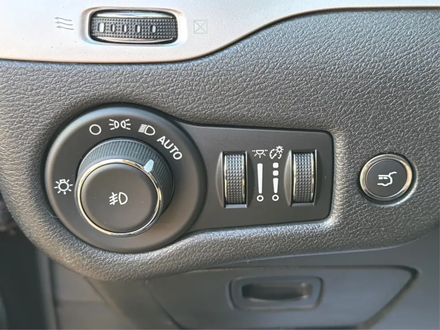 2014 Brilliant Black Crystal P Jeep Cherokee Trailhawk 4WD (1C4PJMBS4EW) with an 3.2L V6 DOHC 24V engine, 9-Speed Automatic transmission, located at 4508 South Dixie Dr, Moraine, OH, 45439, (937) 908-9800, 39.689976, -84.218452 - **Explore New Horizons with the 2014 Jeep Cherokee Trailhawk Your Adventure Awaits!**<br /> <br /> Looking for a vehicle that can keep up with your adventurous spirit while still being suitable for everyday life? Look no further than the 2014 Jeep Cherokee Trailhawk! This capable crossover SUV is p - Photo#17