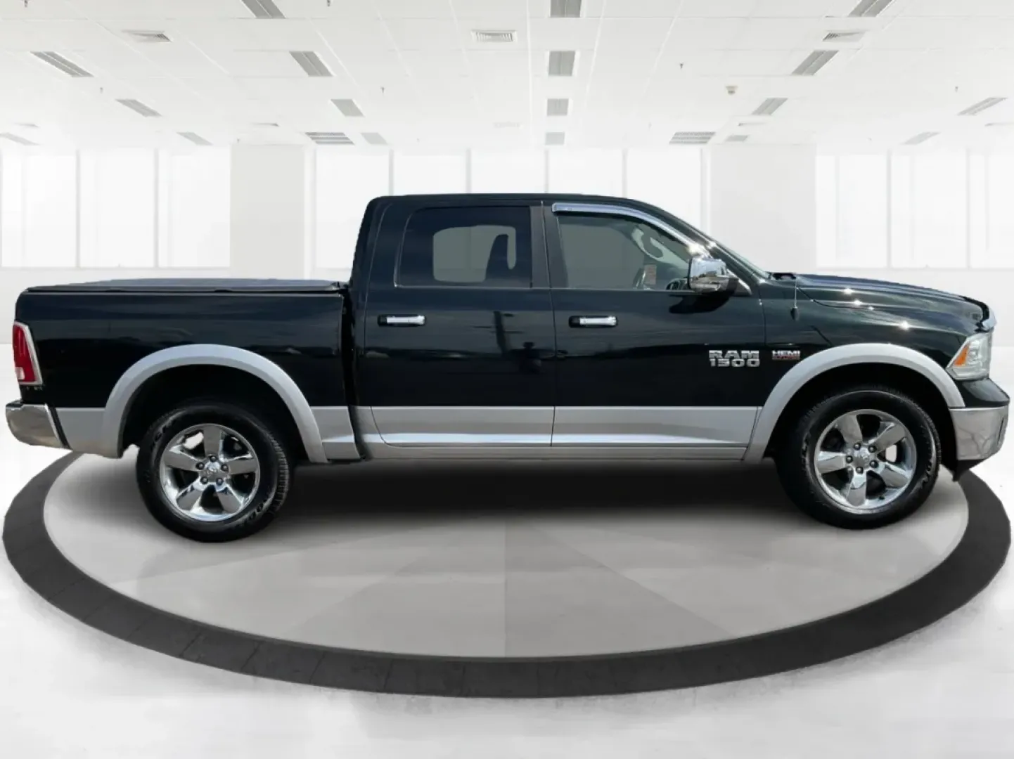 2015 Ram 1500 Laramie Crew Cab SWB 4WD (1C6RR7NT7FS) with an 5.7L V8 OHV 16V engine, 8-Speed Automatic transmission, located at 1230 East Main St, Xenia, OH, 45385, (937) 908-9800, 39.688026, -83.910172 - **Unlock Your Weekend Adventures with the 2015 Ram 1500 Laramie Crew Cab 4WD at Jamestown Auto Sales!**<br /> <br /> Are you ready to elevate your lifestyle with a vehicle that combines power, comfort, and versatility? Look no further than this 2015 Ram 1500 Laramie Crew Cab SWB, the ultimate truck - Photo#1