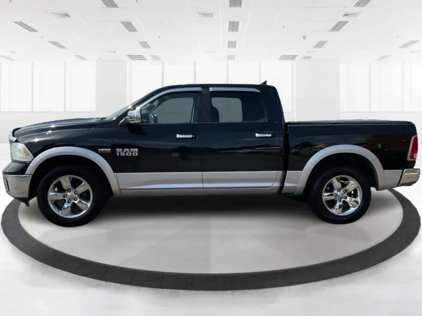 2015 Ram 1500 Laramie Crew Cab SWB 4WD (1C6RR7NT7FS) with an 5.7L V8 OHV 16V engine, 8-Speed Automatic transmission, located at 1230 East Main St, Xenia, OH, 45385, (937) 908-9800, 39.688026, -83.910172 - **Unlock Your Weekend Adventures with the 2015 Ram 1500 Laramie Crew Cab 4WD at Jamestown Auto Sales!**<br /> <br /> Are you ready to elevate your lifestyle with a vehicle that combines power, comfort, and versatility? Look no further than this 2015 Ram 1500 Laramie Crew Cab SWB, the ultimate truck - Photo#5