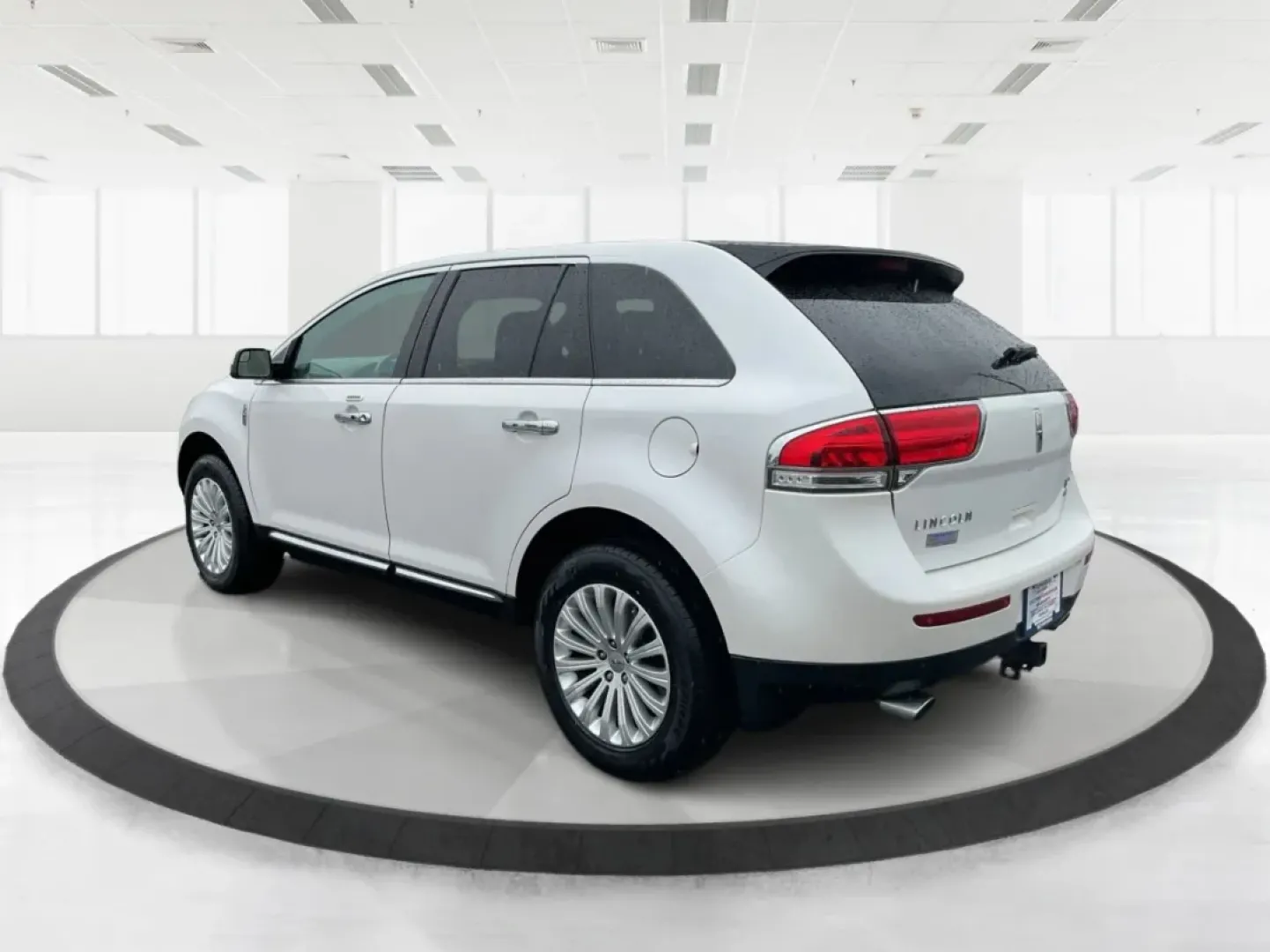 2014 Lincoln MKX Base (2LMDJ8JK4EB) with an Other engine, located at 1230 East Main St, Xenia, OH, 45385, (937) 908-9800, 39.688026, -83.910172 - **Discover Adventure with the 2014 Lincoln MKX Your Ticket to an Elevated Lifestyle**<br /> <br /> Are you in search of a vehicle that perfectly balances luxury and functionality? Look no further than the 2014 Lincoln MKX, a standout option for those who value comfort and style, whether you're navi - Photo#4