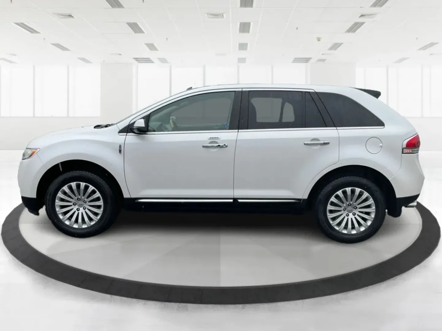 2014 Lincoln MKX Base (2LMDJ8JK4EB) with an Other engine, located at 1230 East Main St, Xenia, OH, 45385, (937) 908-9800, 39.688026, -83.910172 - **Discover Adventure with the 2014 Lincoln MKX Your Ticket to an Elevated Lifestyle**<br /> <br /> Are you in search of a vehicle that perfectly balances luxury and functionality? Look no further than the 2014 Lincoln MKX, a standout option for those who value comfort and style, whether you're navi - Photo#5