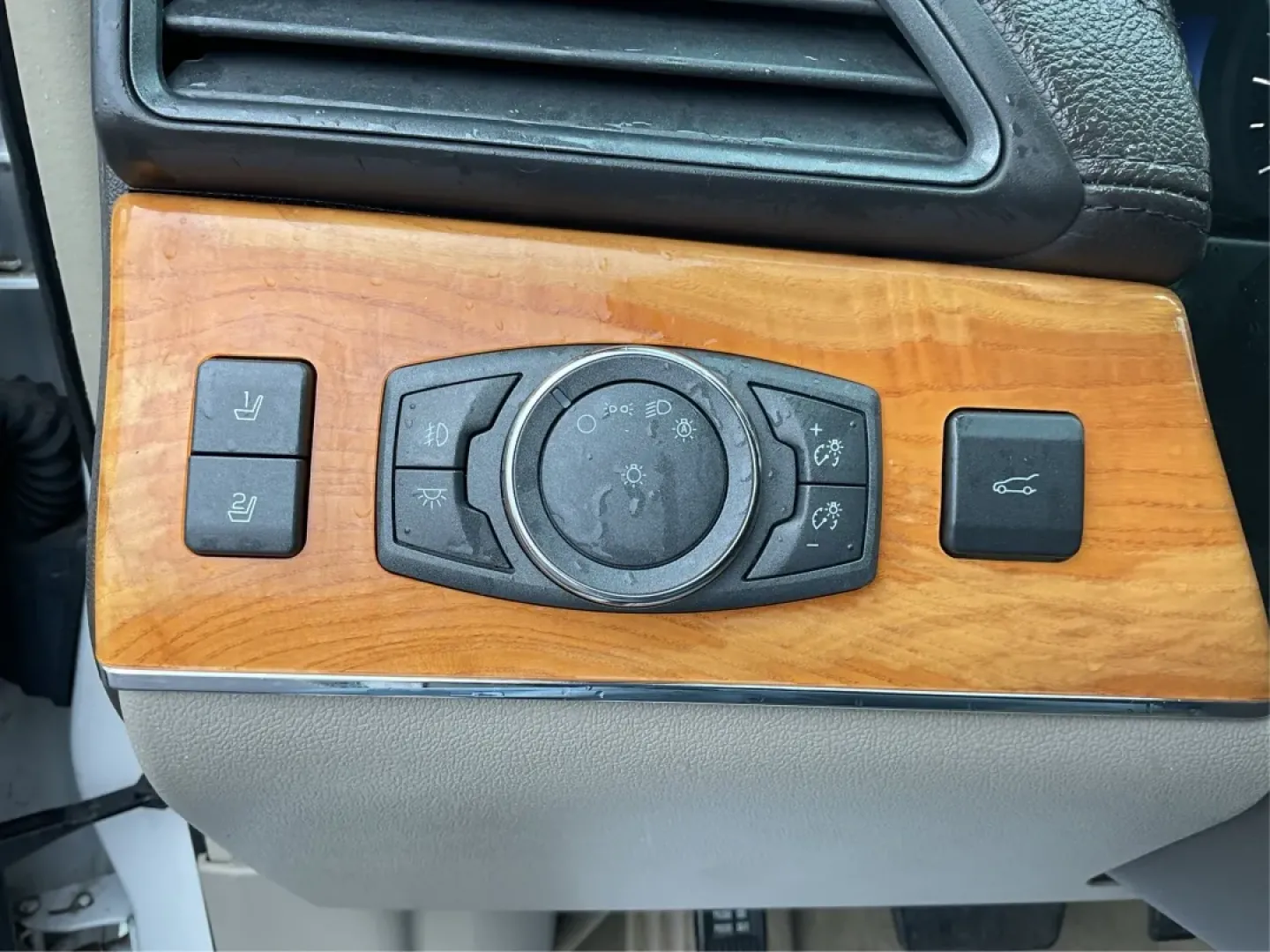 2014 Lincoln MKX Base (2LMDJ8JK4EB) with an Other engine, located at 1230 East Main St, Xenia, OH, 45385, (937) 908-9800, 39.688026, -83.910172 - **Discover Adventure with the 2014 Lincoln MKX Your Ticket to an Elevated Lifestyle**<br /> <br /> Are you in search of a vehicle that perfectly balances luxury and functionality? Look no further than the 2014 Lincoln MKX, a standout option for those who value comfort and style, whether you're navi - Photo#17