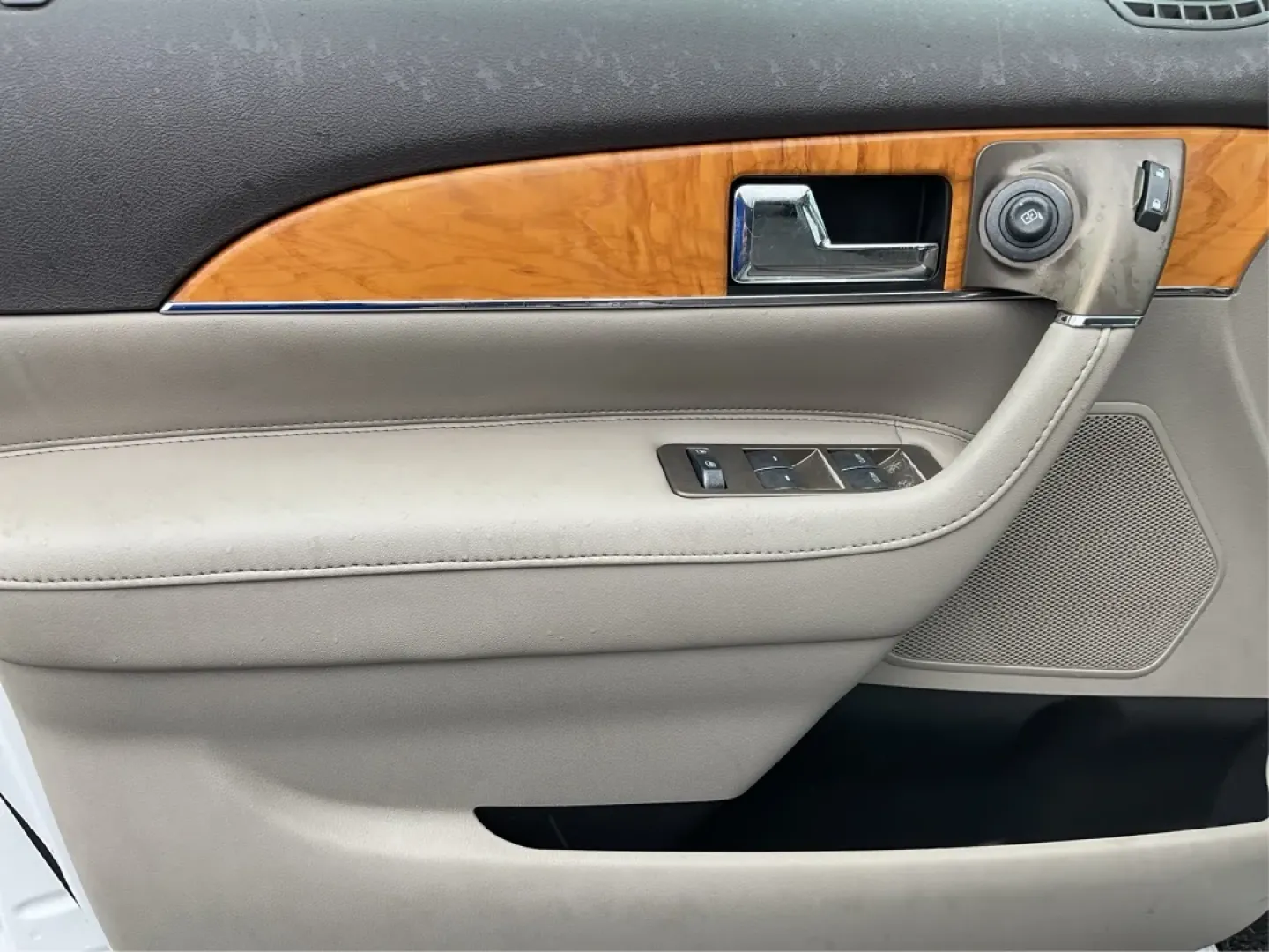 2014 Lincoln MKX Base (2LMDJ8JK4EB) with an Other engine, located at 1230 East Main St, Xenia, OH, 45385, (937) 908-9800, 39.688026, -83.910172 - **Discover Adventure with the 2014 Lincoln MKX Your Ticket to an Elevated Lifestyle**<br /> <br /> Are you in search of a vehicle that perfectly balances luxury and functionality? Look no further than the 2014 Lincoln MKX, a standout option for those who value comfort and style, whether you're navi - Photo#19