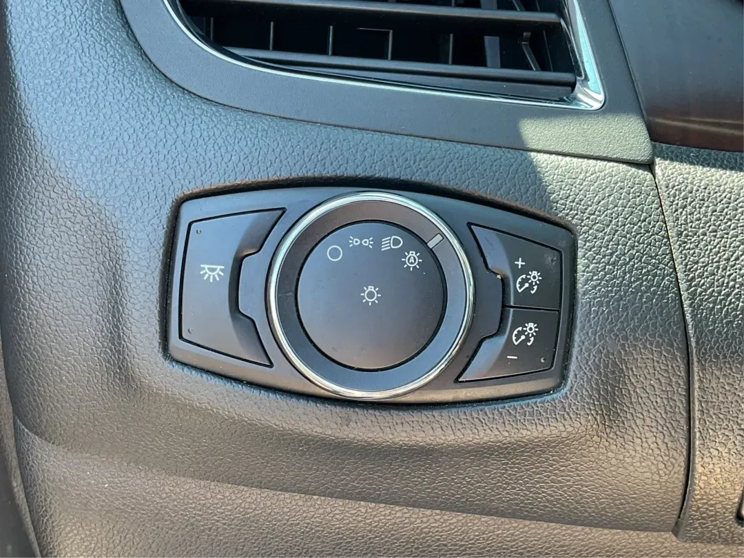 2013 Ford Edge Limited (2FMDK3KC7DB) with an Other engine, located at 1230 East Main St, Xenia, OH, 45385, (937) 908-9800, 39.688026, -83.910172 - Are you ready to elevate your driving experience while enjoying the comfort and versatility of an SUV? Look no further than this stunning 2013 Ford Edge Limited, available now at Advantage Car and Credit in Xenia, OH. Perfect for growing families or anyone seeking a reliable vehicle for daily commut - Photo#17