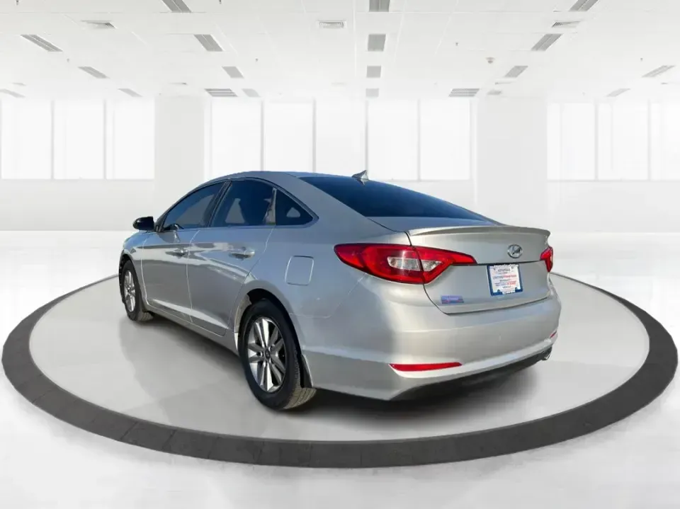 2015 Hyundai Sonata SE (5NPE24AFXFH) with an 2.4L L4 DOHC 16V engine, 7-Speed Automatic transmission, located at 1951 S Dayton Lakeview Rd., New Carlisle, OH, 45344, (937) 908-9800, 39.890999, -84.050255 - Need a dependable daily commuter that still feels comfortable for weekend getaways to Dayton, Tipp City, or a quick escape to Charleston Falls Preserve? This 2015 Hyundai Sonata SE in Symphony Silver is a smart, budget-friendly sedan that fits real life in Troy, Ohio-easy to park downtown, smooth on - Photo#4
