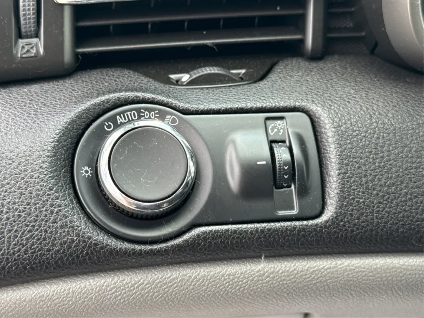 2015 Chevrolet Malibu 1LT (1G11C5SL5FF) with an ECOTEC 2.5L I-4 gasoline direct injection engine, located at 880 E. National Road, Vandalia, OH, 45377, (937) 908-9800, 39.891918, -84.183594 - Are you in the market for a reliable sedan that's perfect for daily commutes and weekend getaways alike? Look no further than this stunning 2015 Chevrolet Malibu 1LT, available now at Advantage Car and Credit in Fairborn, OH. This vehicle is not just a car; it's a lifestyle upgrade designed for budg - Photo#17