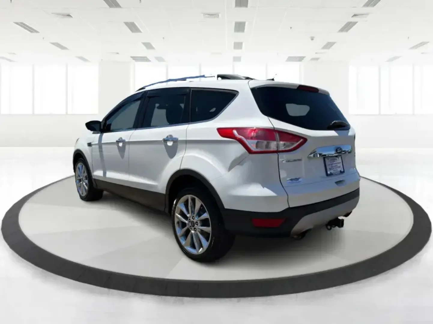 2015 Ford Escape SE (1FMCU9G92FU) with an EcoBoost 1.6L I-4 gasoline direct injection engine, 6-Speed Automatic transmission, located at 401 Woodman Dr, Riverside, OH, 45431, (937) 908-9800, 39.760899, -84.123421 - Need a do-it-all SUV for Dayton-area commutes, school drop-offs, and spontaneous weekend getaways? This 2015 Ford Escape SE 4WD is built for real life in Riverside, Ohio-comfortable for daily runs down Woodman Dr, confident on slick winter mornings, and efficient enough for longer drives toward Down- Photo#4