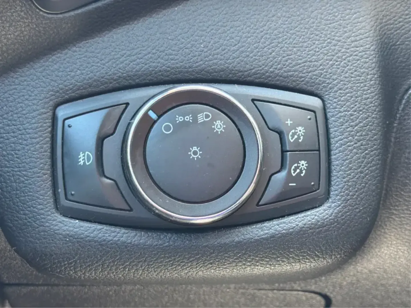 2015 Ford Escape SE (1FMCU9G92FU) with an EcoBoost 1.6L I-4 gasoline direct injection engine, 6-Speed Automatic transmission, located at 401 Woodman Dr, Riverside, OH, 45431, (937) 908-9800, 39.760899, -84.123421 - Need a do-it-all SUV for Dayton-area commutes, school drop-offs, and spontaneous weekend getaways? This 2015 Ford Escape SE 4WD is built for real life in Riverside, Ohio-comfortable for daily runs down Woodman Dr, confident on slick winter mornings, and efficient enough for longer drives toward Down- Photo#17